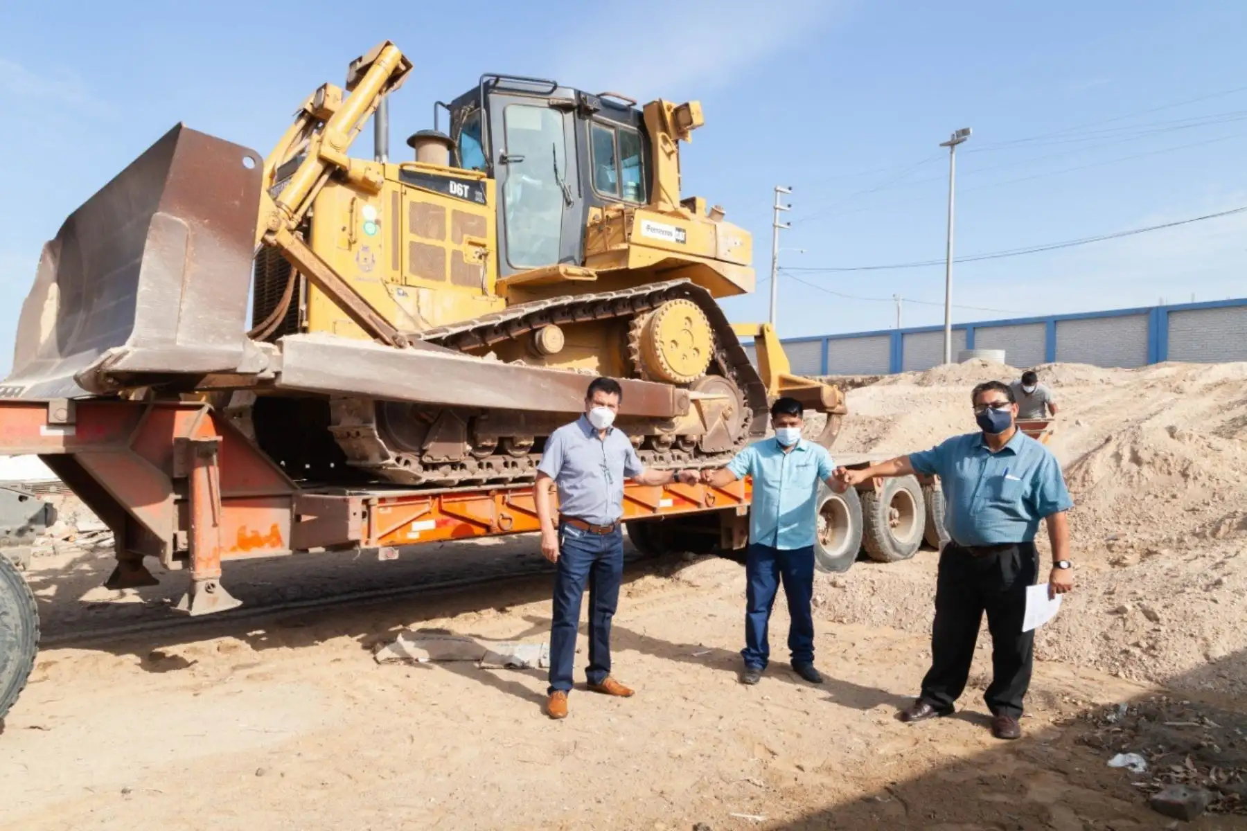 Máquina pesada que se emplea para despejar vías en la zona de Kañaris, región Lambayeque.