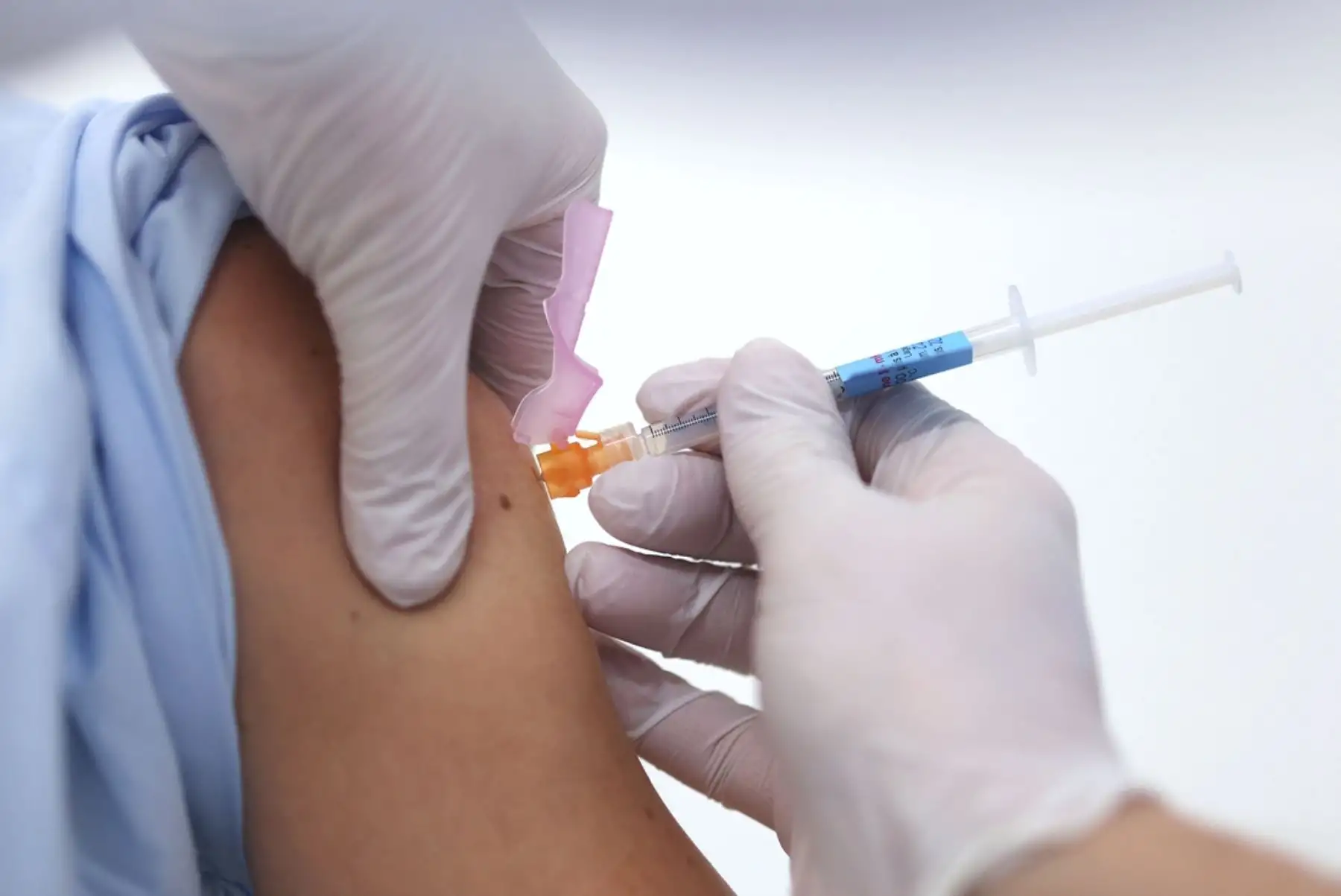 "La vacuna contra covid-19 reduce el riesgo pero no elimina completamente al virus y es indispensable seguir respetando todas las reglas de prevención", señala el médico peruano Enrique Casalino.