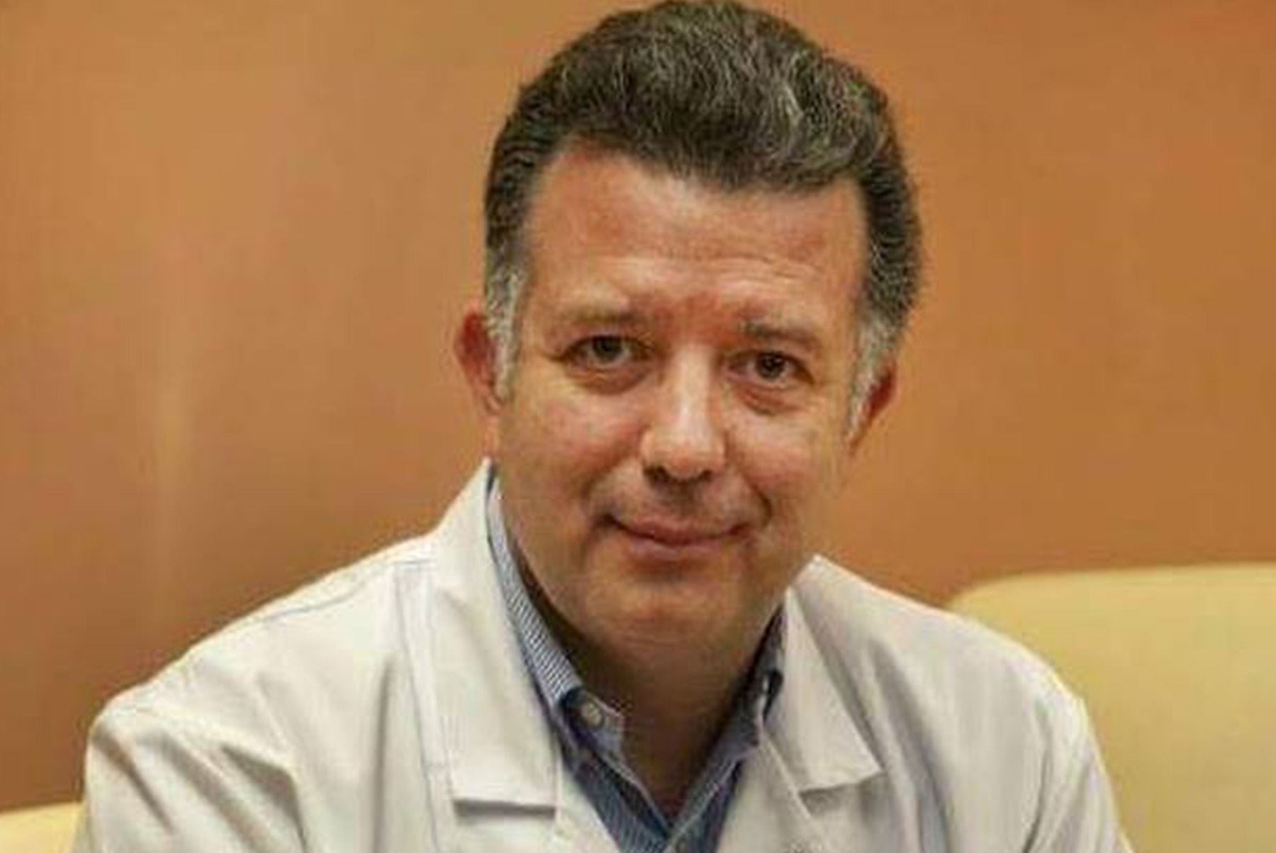 "La vacuna reduce el riesgo pero no elimina completamente al virus y es indispensable seguir respetando todas las reglas de prevención", señala el médico peruano Enrique Casalino.