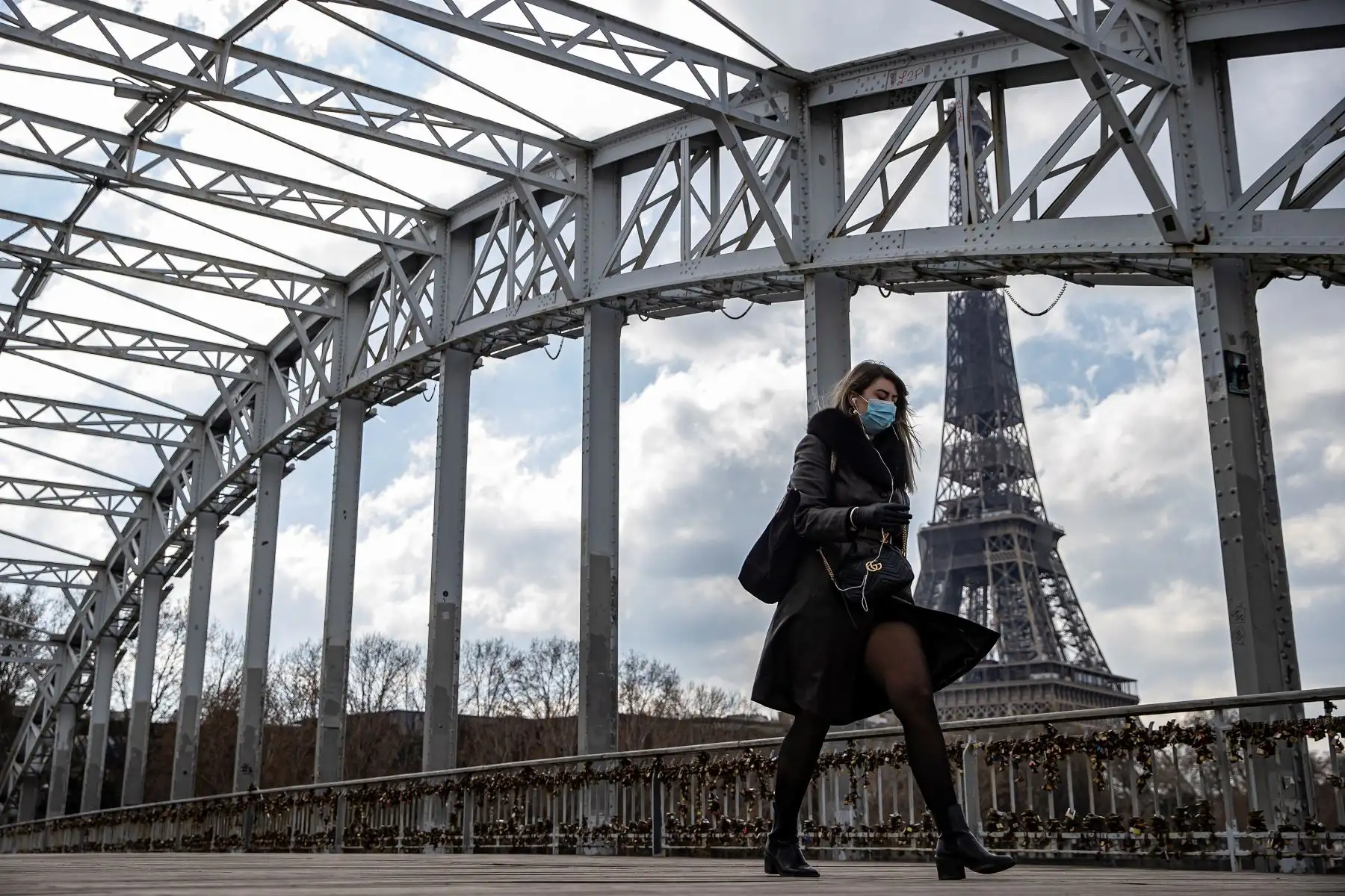 Frente al incremento de casos por covid-19, impulsado por la cepa británica, Francia, anunció nuevo confinamiento de un mes en los 16 departamentos más afectados. La medida incluye la capital de París y se calcula que impactaría a 23 millones de franceses, un tercio de su población. Foto: EFE