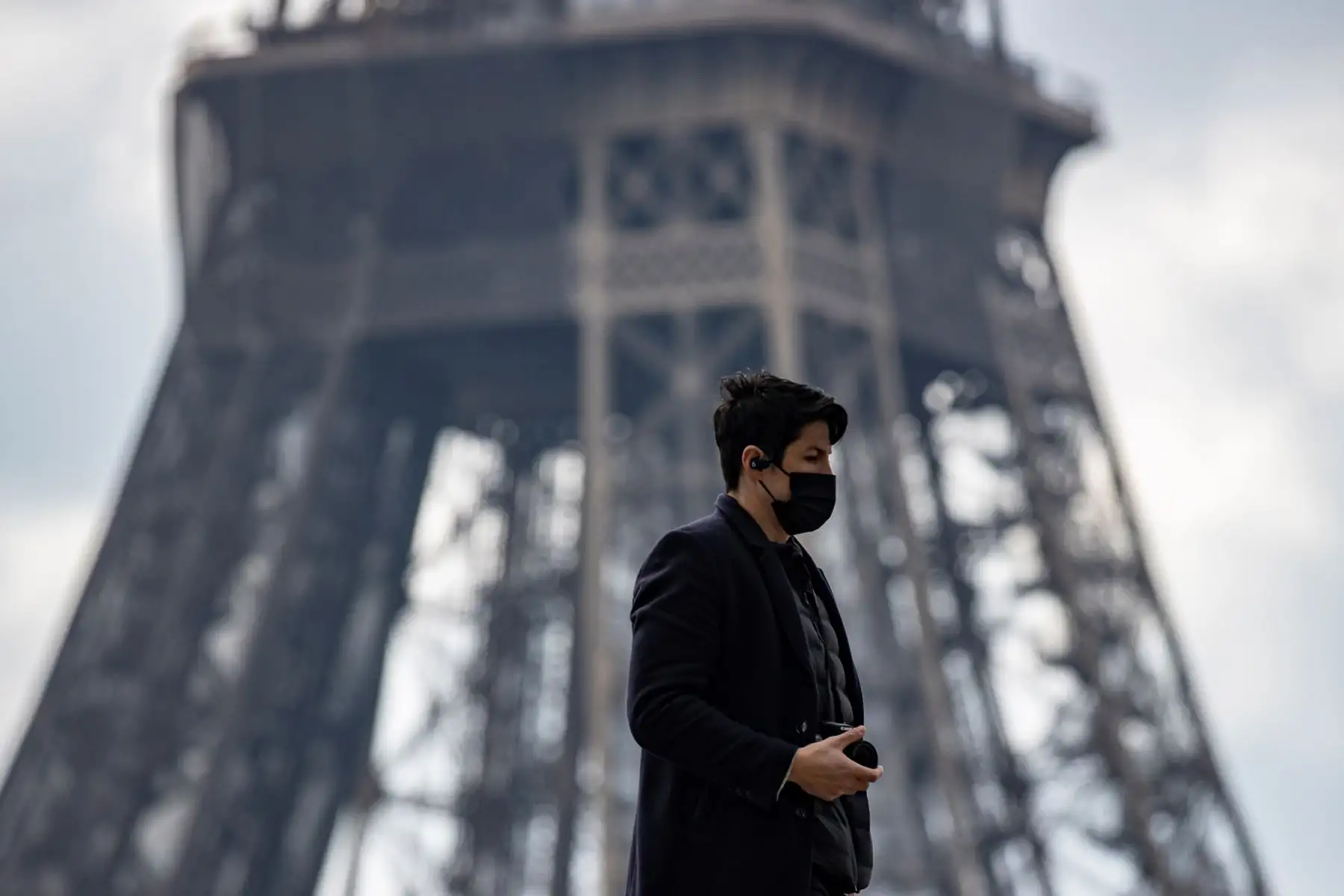 Frente al incremento de casos por covid-19, impulsado por la cepa británica, Francia, anunció nuevo confinamiento de un mes en los 16 departamentos más afectados. La medida incluye la capital de París y se calcula que impactaría a 23 millones de franceses, un tercio de su población. Foto: EFE