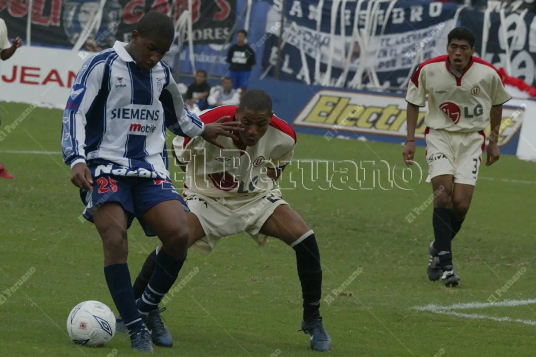 Lima - 10 agosto 2003. Jefferson Farfán delantero de Alianza Lima en el clásico contra Universitario de Deportes. Foto: Diario Oficial El Peruano