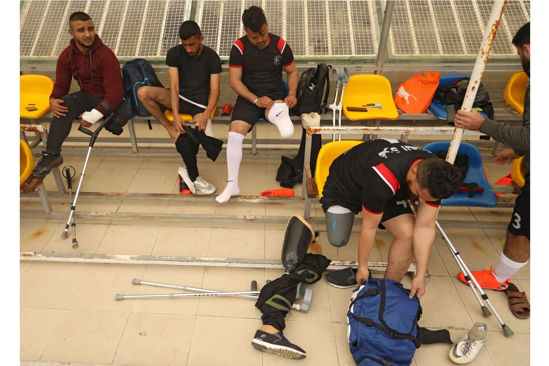 Los jugadores palestinos se preparan de cara a la final de un campeonato local de fútbol para amputados, organizado por el Comité Internacional de la Cruz Roja (CICR), en la ciudad de Gaza el 18 de marzo de 2021, Foto: AFP
