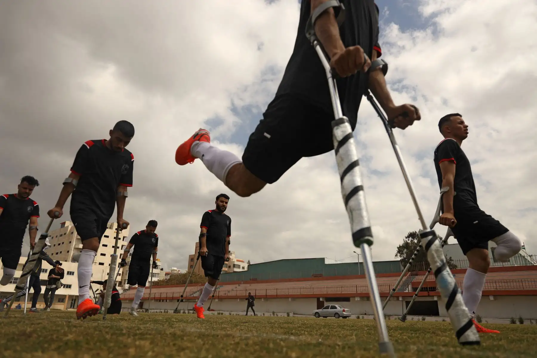 Los jugadores palestinos calientan antes de la final de un campeonato local de fútbol para amputados, organizado por el Comité Internacional de la Cruz Roja (CICR), en la ciudad de Gaza. Foto: AFP
