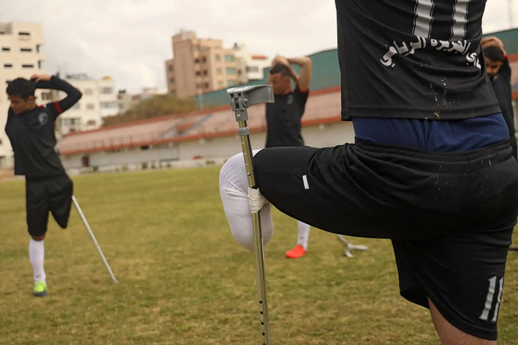 Los jugadores palestinos calientan antes de la final de un campeonato local de fútbol para amputados, organizado por el Comité Internacional de la Cruz Roja (CICR), en la ciudad de Gaza. Foto: AFP