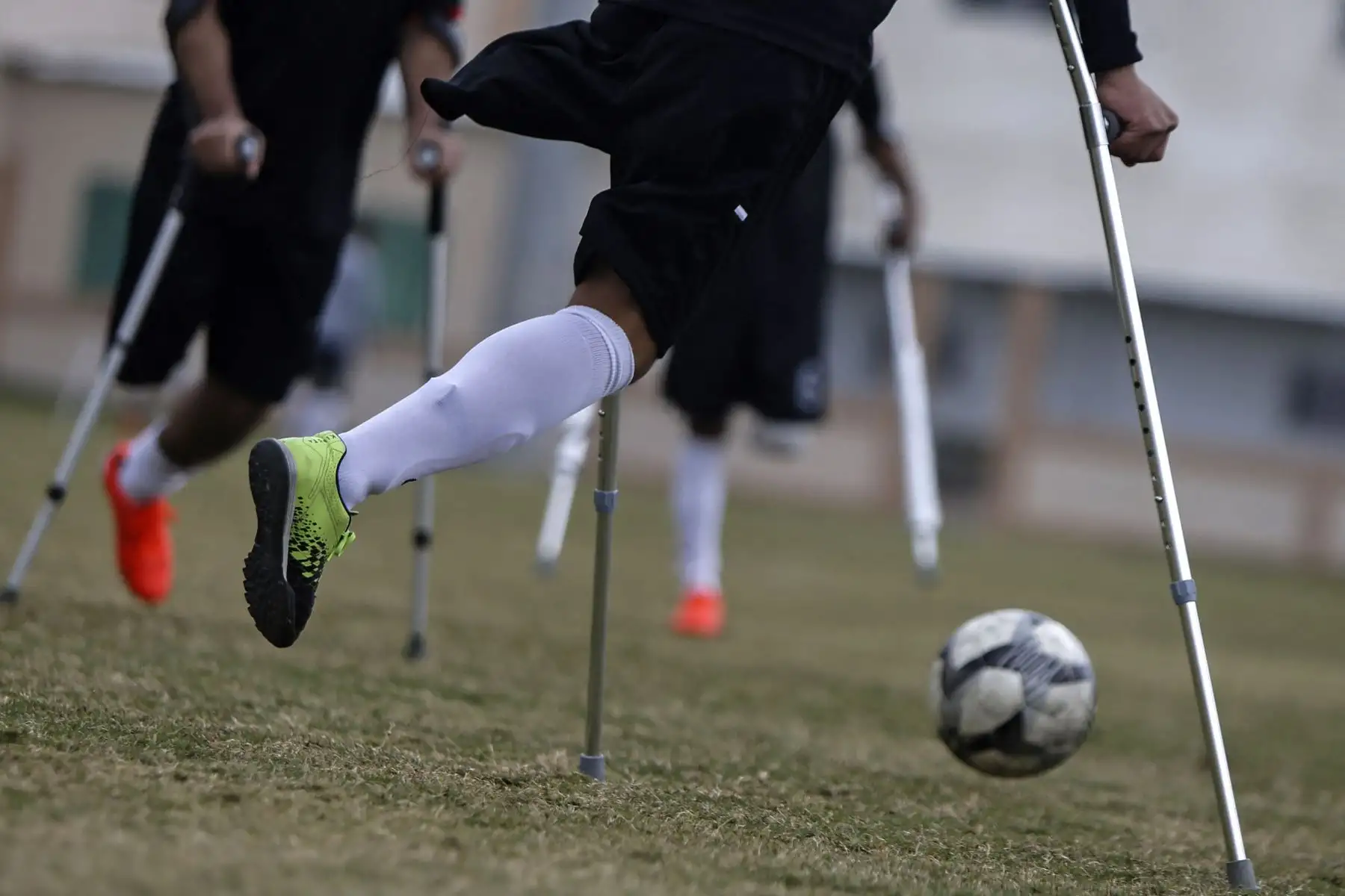 Un jugador palestino controla el balón durante la final de un campeonato de fútbol local para amputados entre Al-Jazeera y Al-Abtal, organizado por el Comité Internacional de la Cruz Roja (CICR), en la ciudad de Gaza. Foto: AFP
