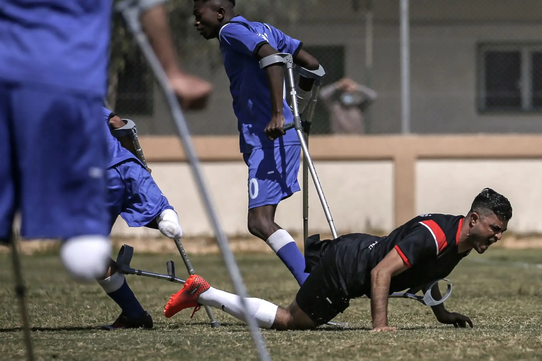 Jugadores palestinos compiten durante la final de un campeonato local de fútbol para amputados entre Al-Jazeera y Al-Abtal, organizado por el Comité Internacional de la Cruz Roja (CICR), en la ciudad de Gaza. Foto: AFP
