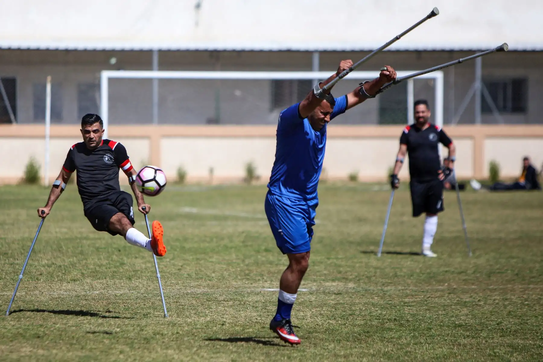 Jugadores palestinos compiten durante la final de un campeonato local de fútbol para amputados entre Al-Jazeera (kit negro) y Al-Abtal (kit azul), organizado por el Comité Internacional de la Cruz Roja (CICR), en la ciudad de Gaza. Foto: AFP