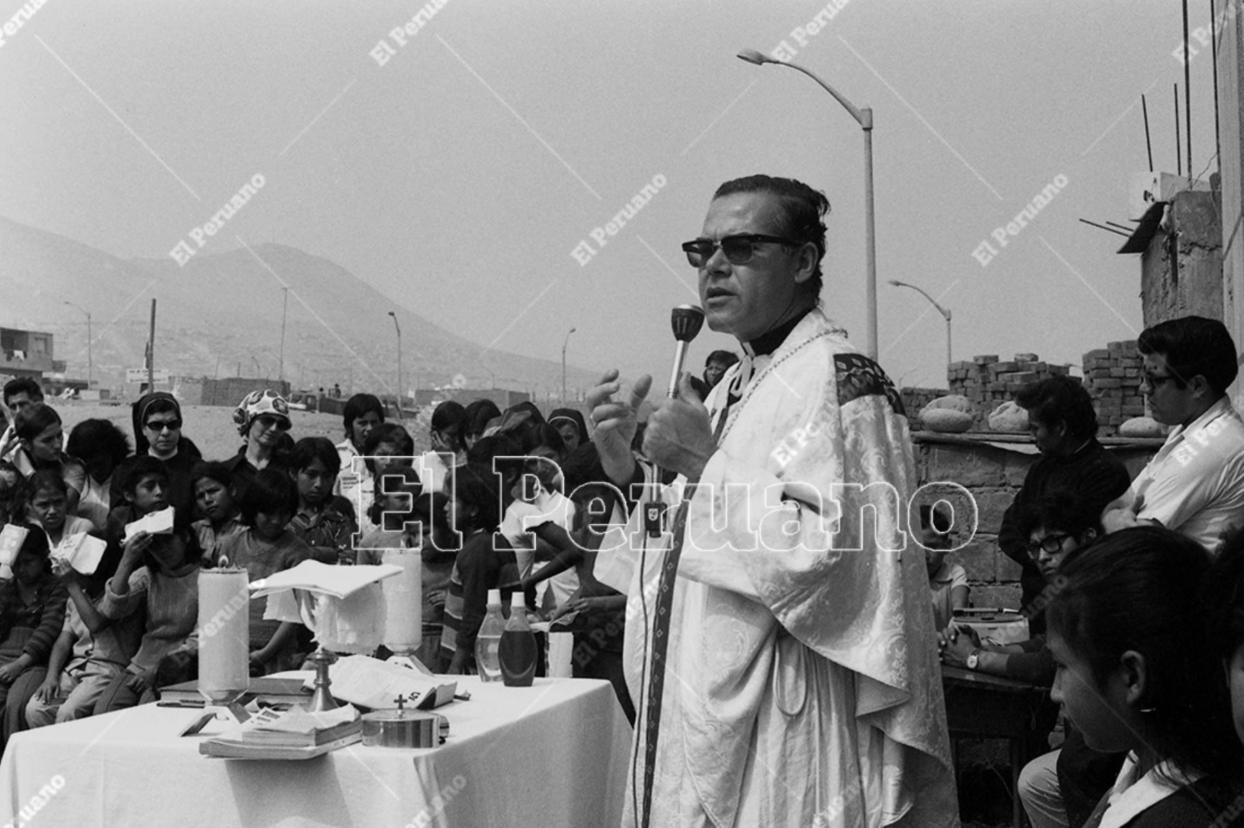 Lima - 20 junio 1976 / Monseñor Luis Bambarén celebró una misa por el aniversario del pueblo joven Villa San Luis en San Juan de Miraflores.  Foto: Archivo Histórico de El Peruano / Víctor Palomino