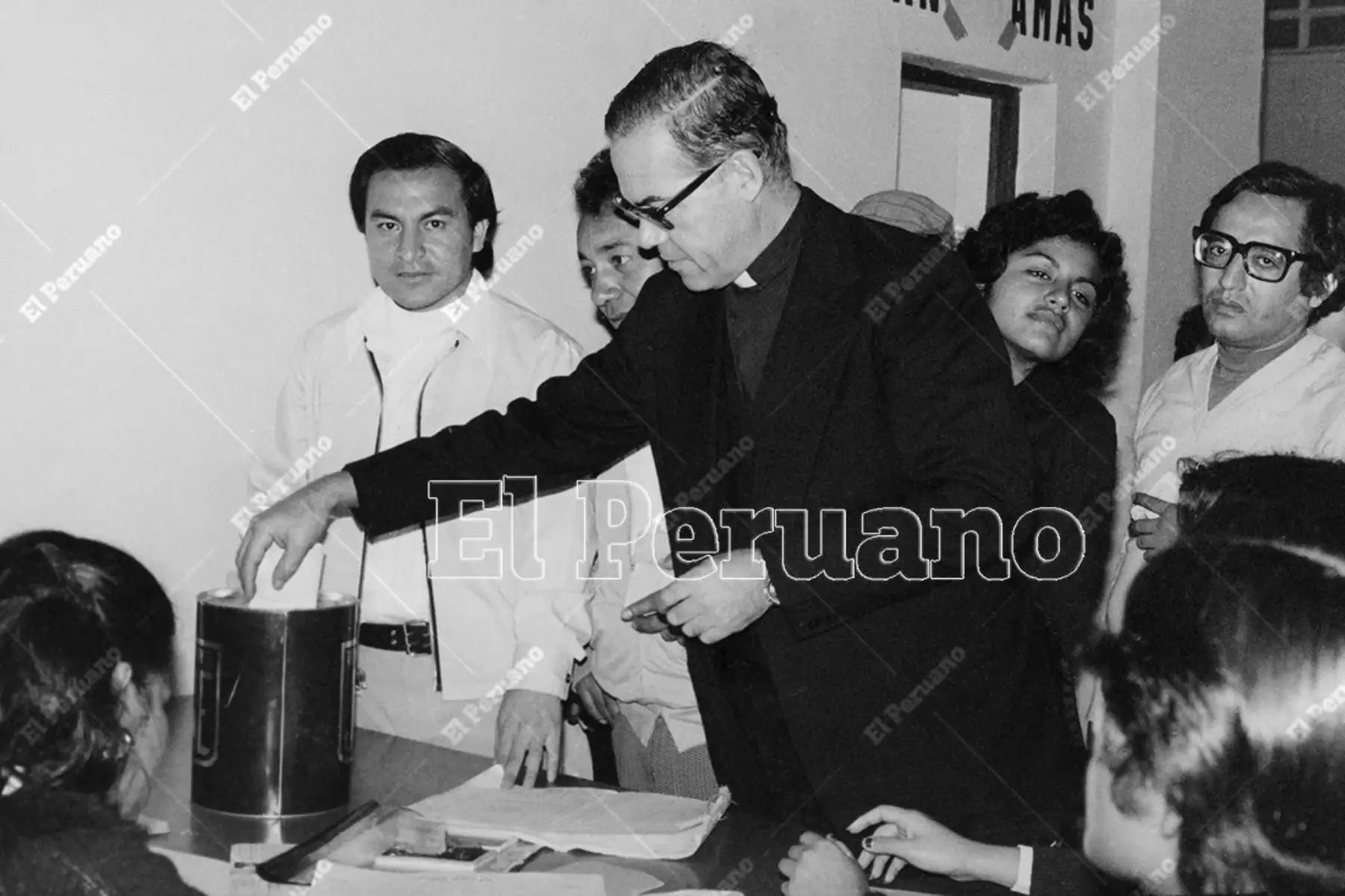 Lima - 18 junio 1978 / Monseñor Luis Bambarén emite su voto  para elegir a los cien representantes ante la Asamblea Constituyente que tendrá la misión de elaborar la nueva Constitución del Estado.  Foto: Archivo Histórico de El Peruano / Máximo Miralles