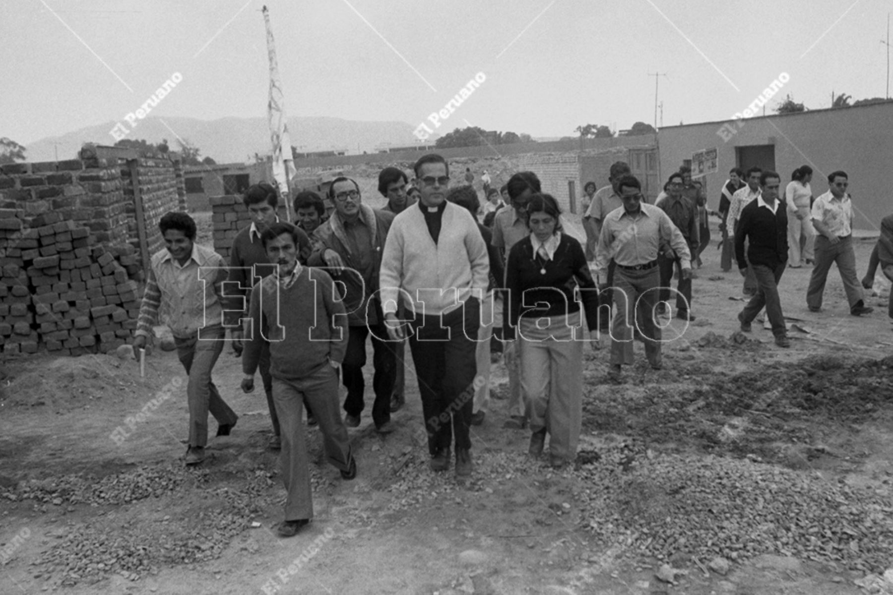Lima - 23 mayo 1976 / Monseñor Luis Bamberén visita el pueblo joven Parque Bajo en Surco.  Foto: Archivo Histórico de El Peruano / Leoncio Mariscal
