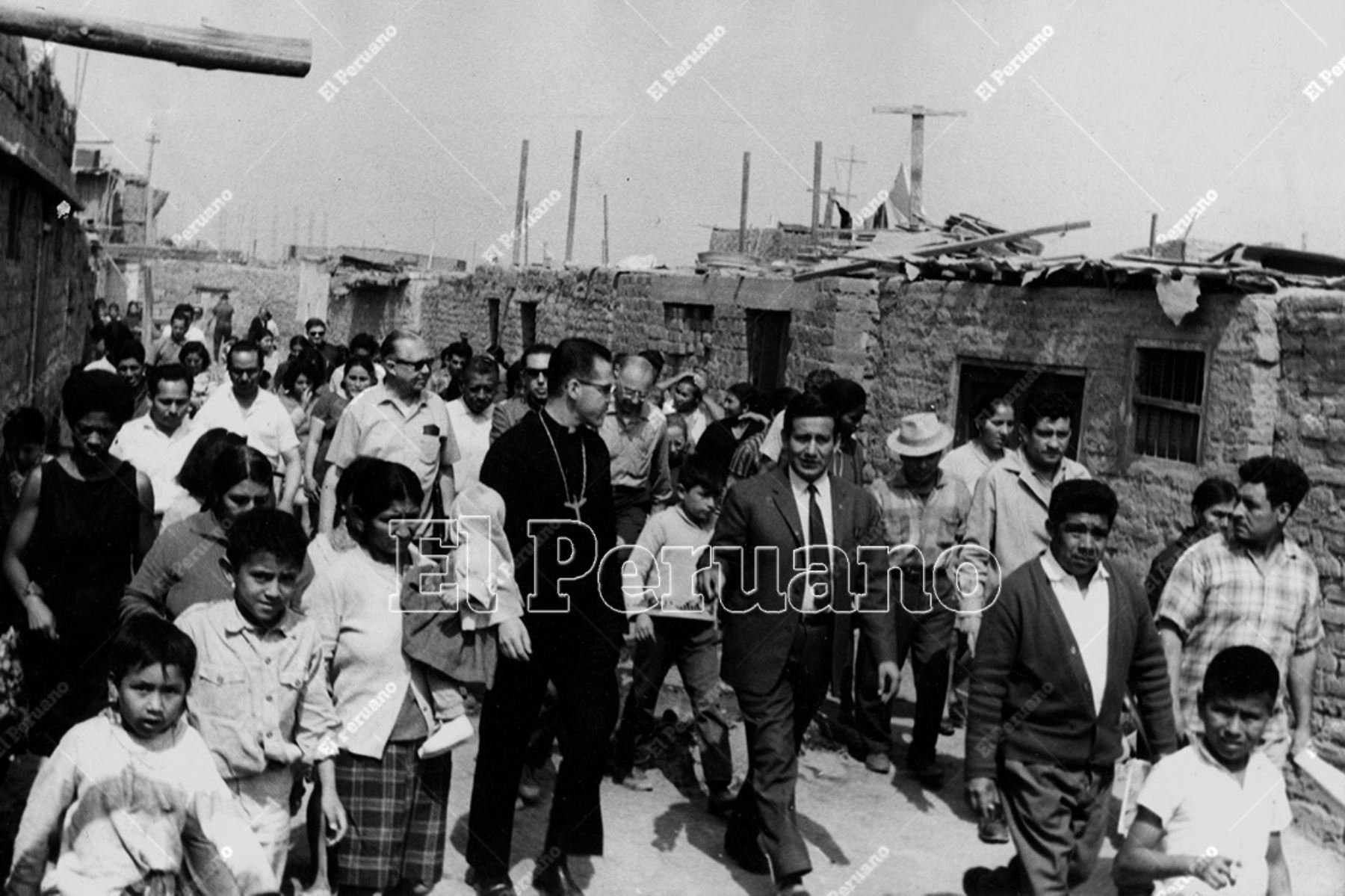 Lima - 28 noviembre 1968 / Monseñor Luis Bambarén Gastelumendi participó en la inauguración de obras de agua potable y desague en asentamientos humanos de El Agustino.  Foto: Archivo Histórico de El Peruano