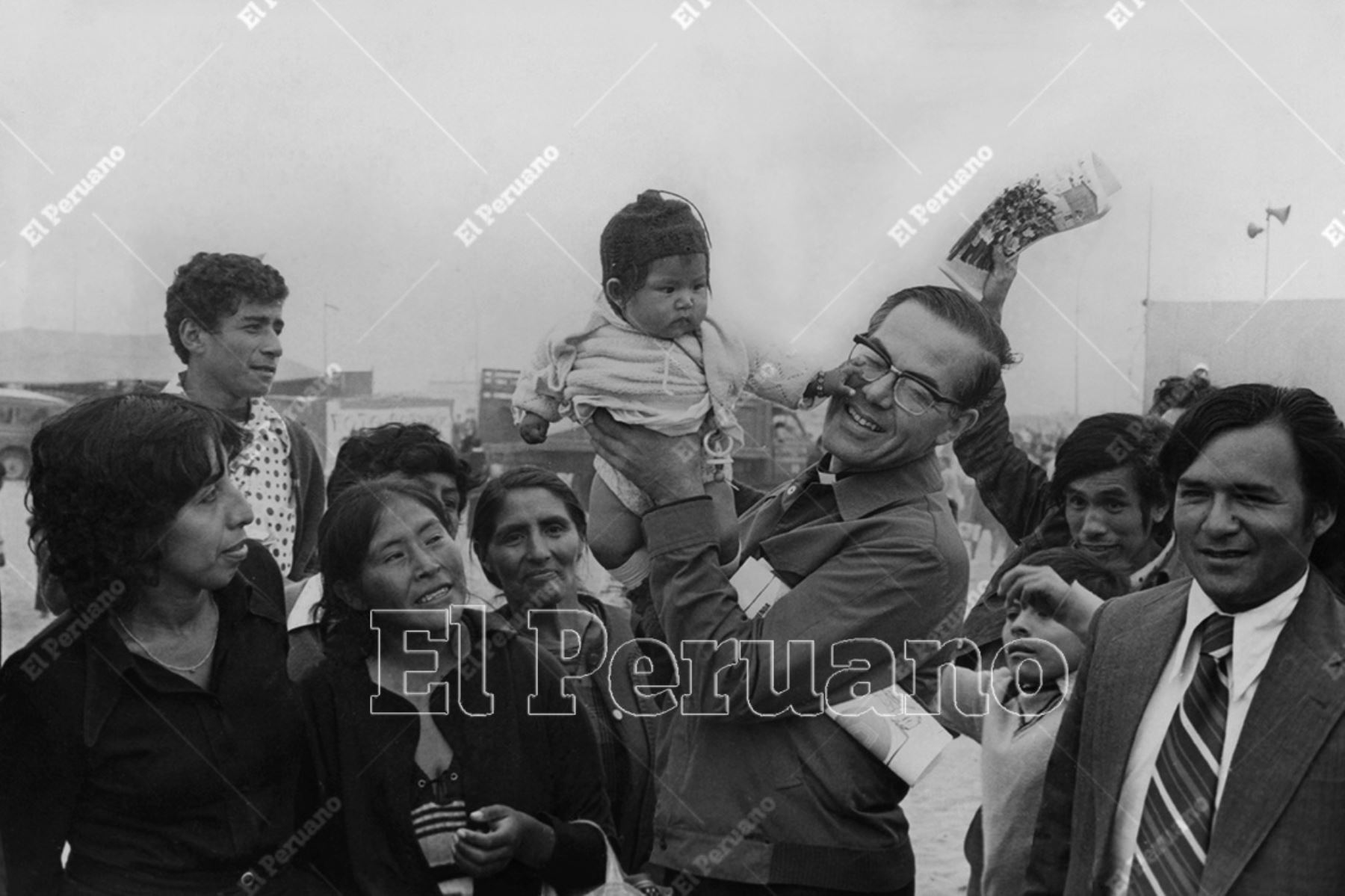 Lima - 18 mayo 1975 / Monseñor Luis Bambarén durante una visita a un pueblo joven de la capital.  Foto: Archivo Histórico de El Peruano