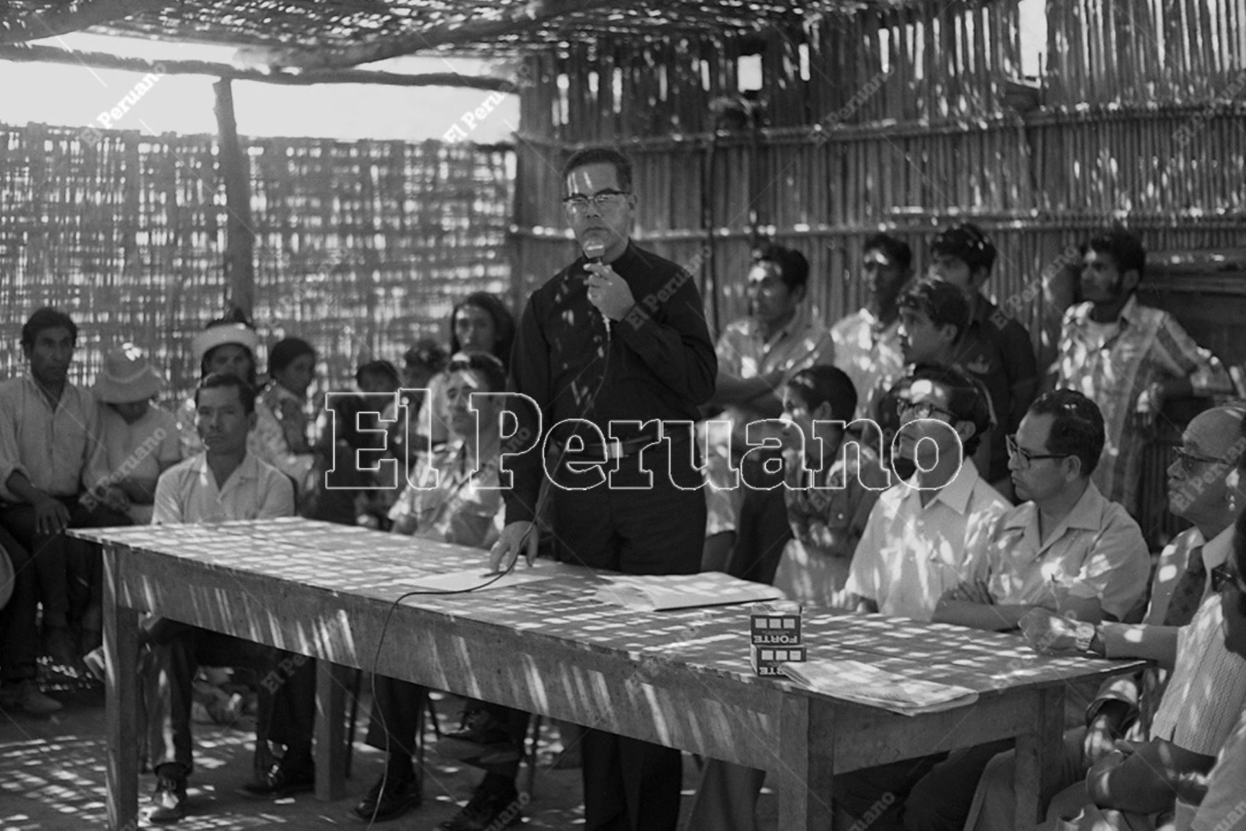 Lima - 3 mayo 1975 / Monseñor Luis Bambarén participó en la entrega de casas a campesinos del valle de Lurín en Pachacamac.  Foto: Archivo Histórico de El Peruano