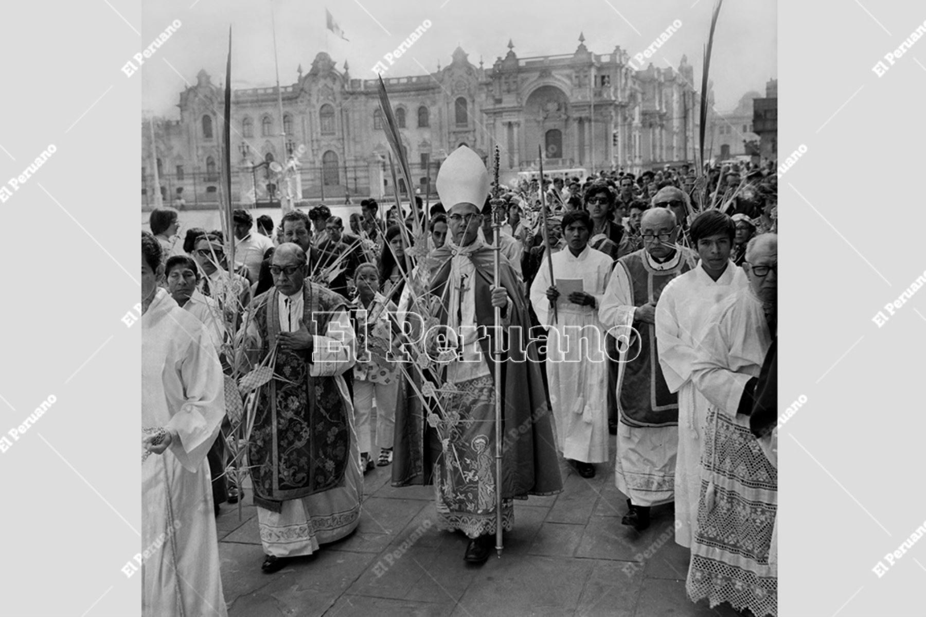 Lima - 14 abril 1973 / Monseñor Luis Bambarén Gastelumendi presidió las celebraciones por el Domingo de Ramos en la Catedral de Lima. Foto: Archivo Histórico de El Peruano