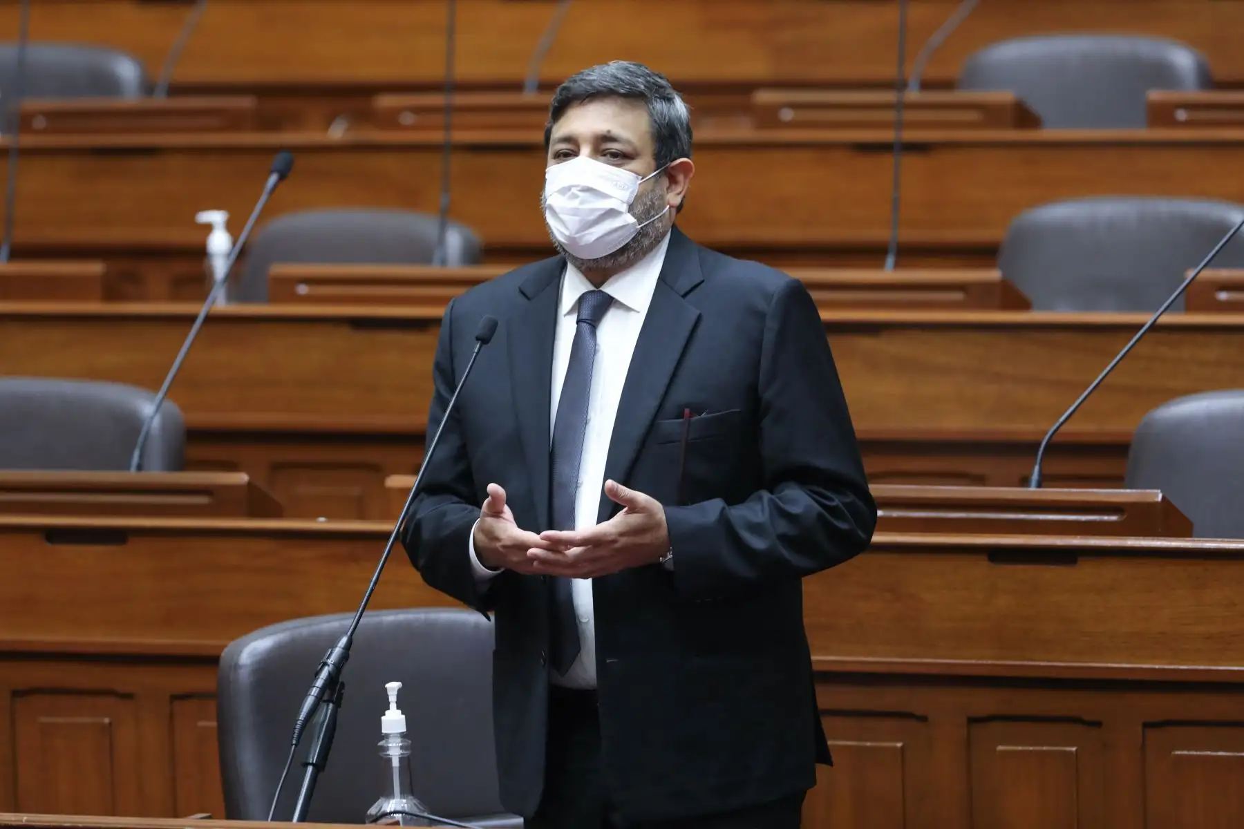 Ministro de educación, Ricardo Cuenca, se presenta ante el Pleno del Congreso virtual. Foto: Congreso