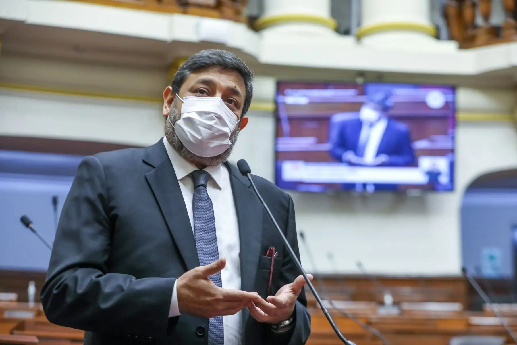 Ministro de educación, Ricardo Cuenca, se presenta ante el Pleno del Congreso virtual. Foto: Congreso