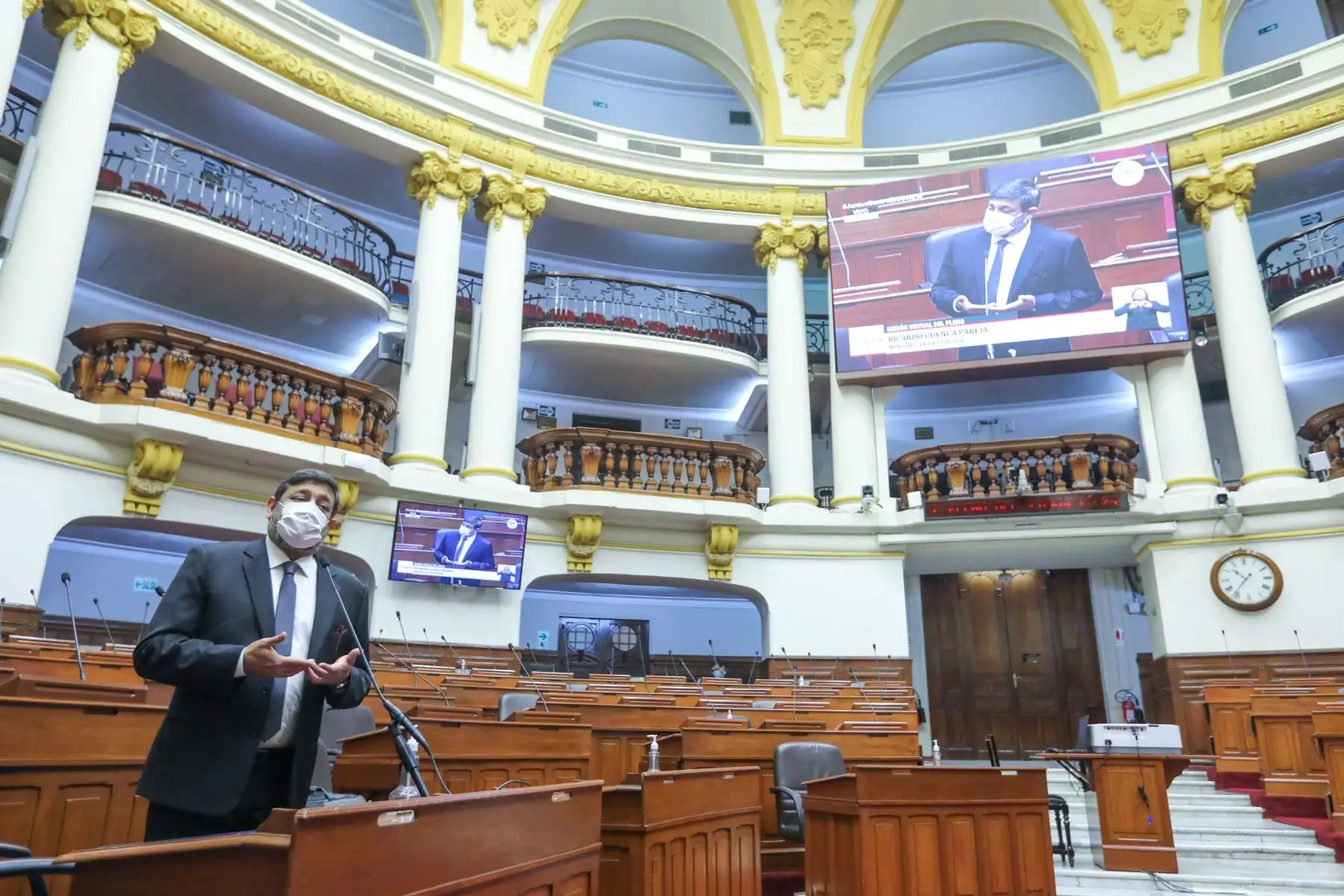 Ministro de educación, Ricardo Cuenca, se presenta ante el Pleno del Congreso virtual. Foto: Congreso