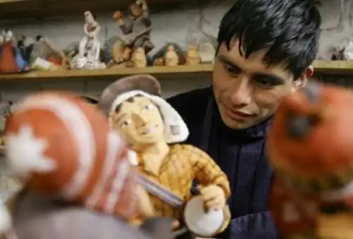 El ministro de Cultura, Alejandro Neyra, expresó hoy su saludo y reconocimiento en el “Día del Artesano Peruano”, por el trabajo creativo y de gran trascendencia que realizan las personas vinculadas al arte tradicional, manteniendo viva la cultura en el país. Foto: Ministerio de Cultura.