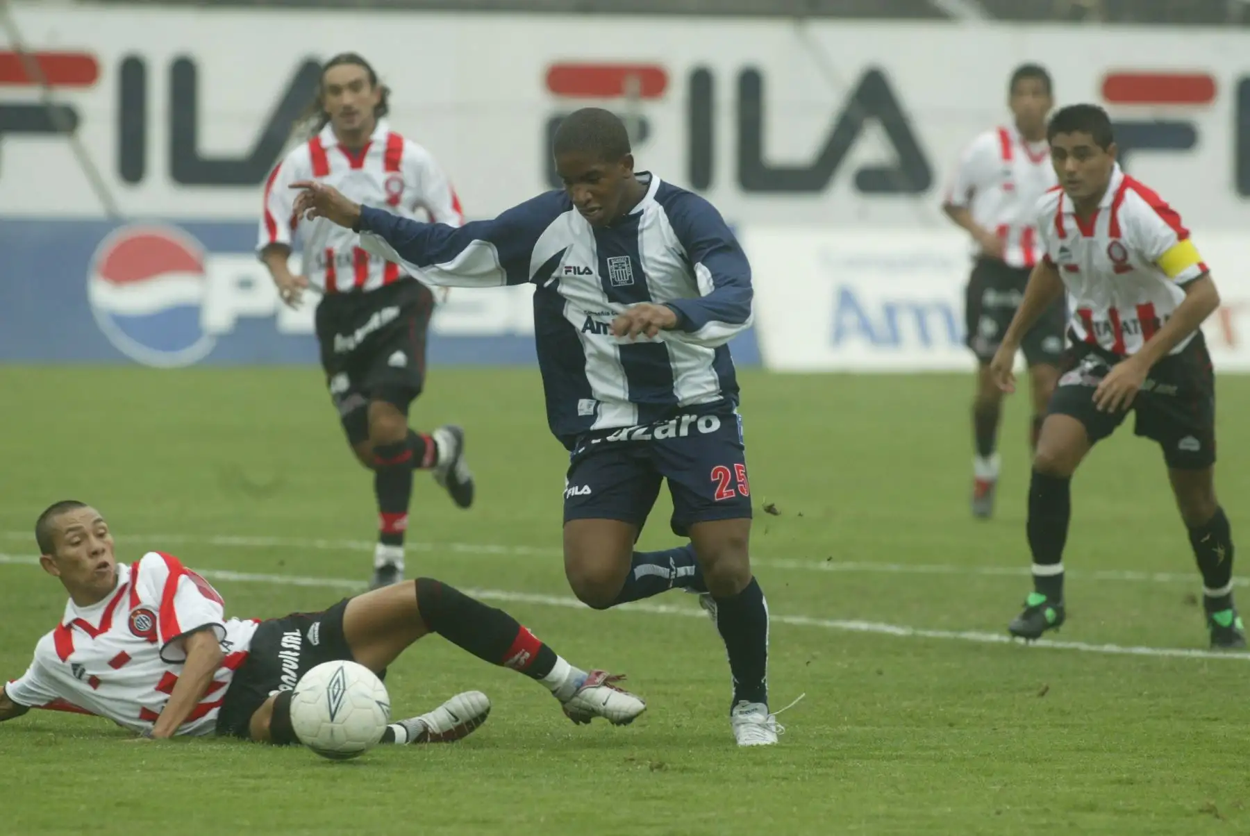 Lima - 13 de junio de 2004. Jeffersón Farfán en el encuentro entre Alianza Lima y Unión Huaral por el torneo descentralizado de fútbol. Foto: Archivo El Peruano / Víctor Palomino