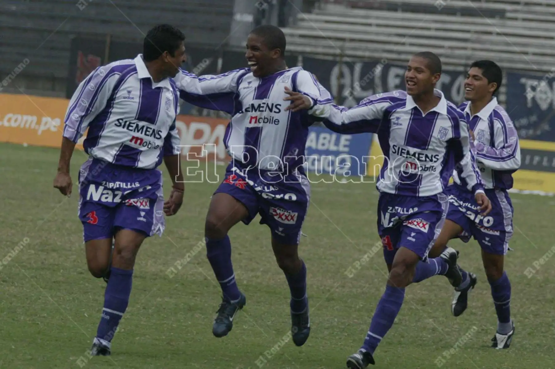 Lima - 8 de octubre de 2003. Jefferson Farfán celebra uno de sus goles ante Alianza Atlético por el torneo Clausura. Foto: Archivo El Peruano
