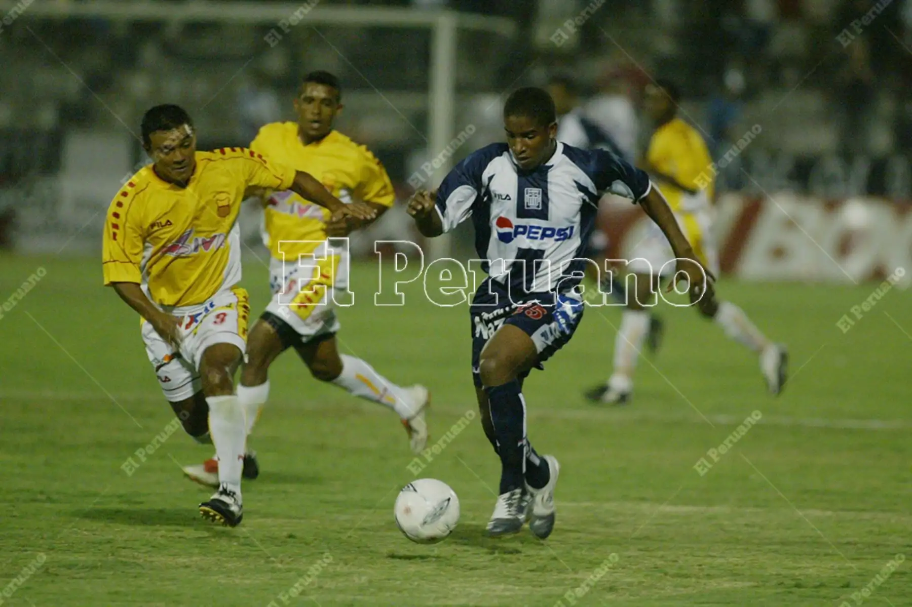 Lima - 22 abril 2004. Jefferson Farfán delantero de Alianza Lima frente al Atlético Grau de Piura. Foto: Archivo El Peruano