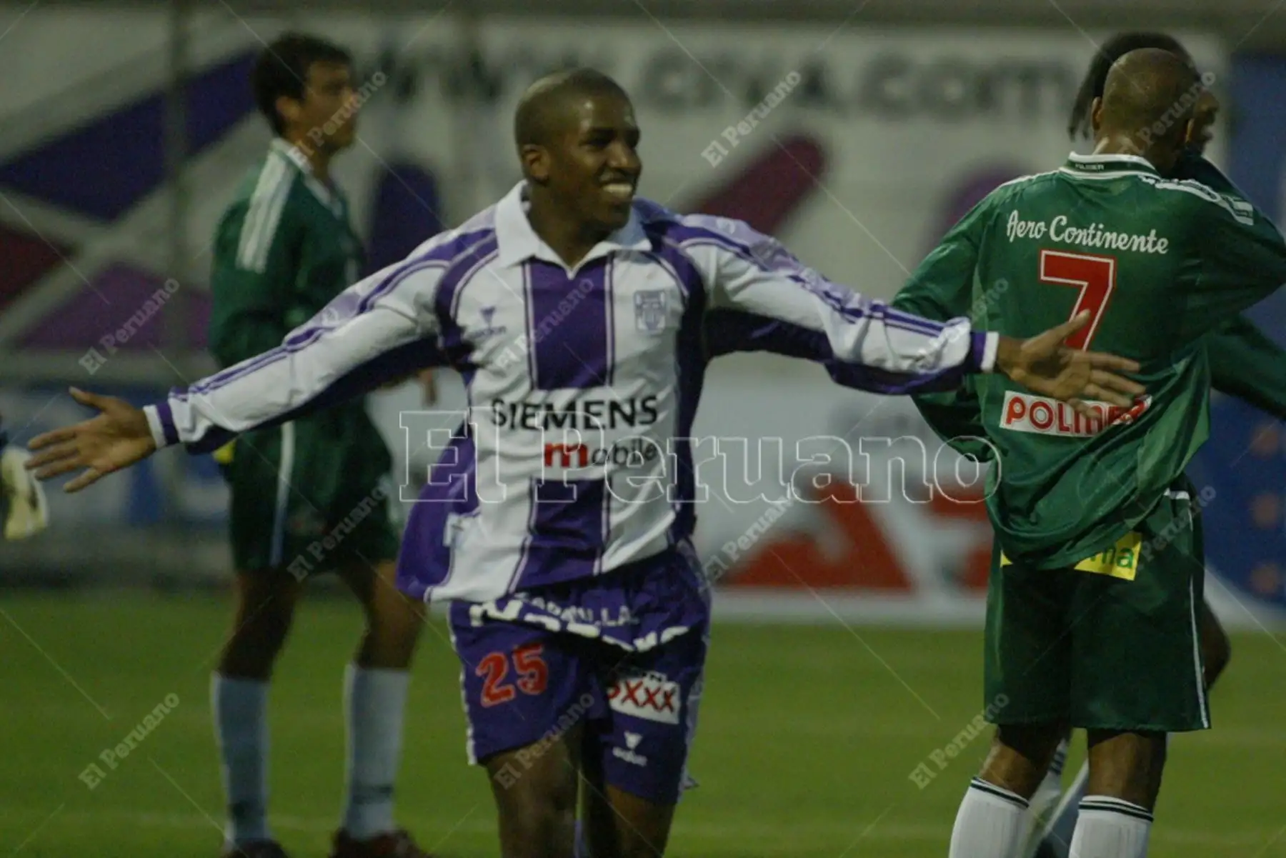 Lima - 22 octubre 2003. Jefferson Farfán celebra su gol en el triunfo de Alianza Lima sobre Deportivo Huanca por el torneo Clausura. Foto: Archivo El Peruano