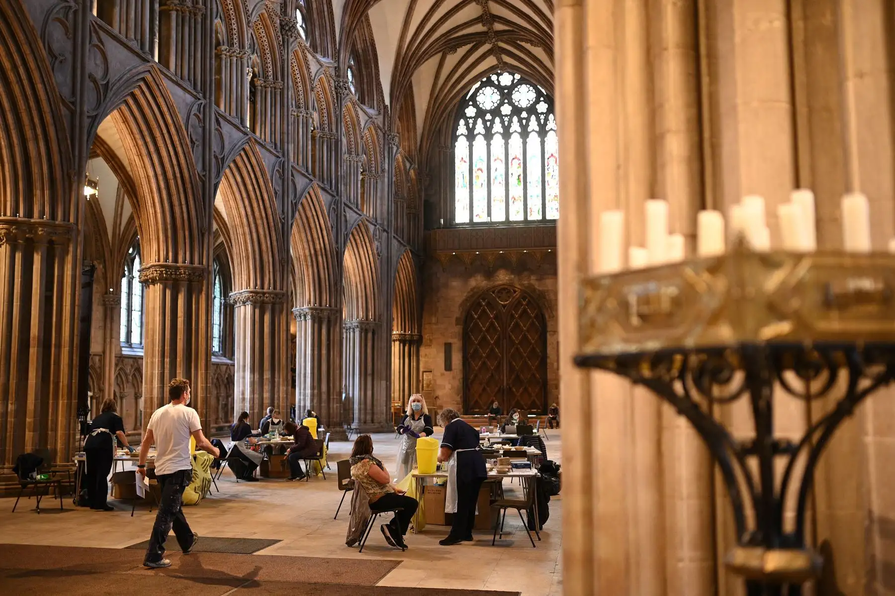 El público recibe una dosis de la vacuna AstraZeneca Oxford Covid-19 en la Catedral de Lichfield, que se ha convertido en un centro de vacunación temporal, en Lichfield, Inglaterra. Foto: AFP