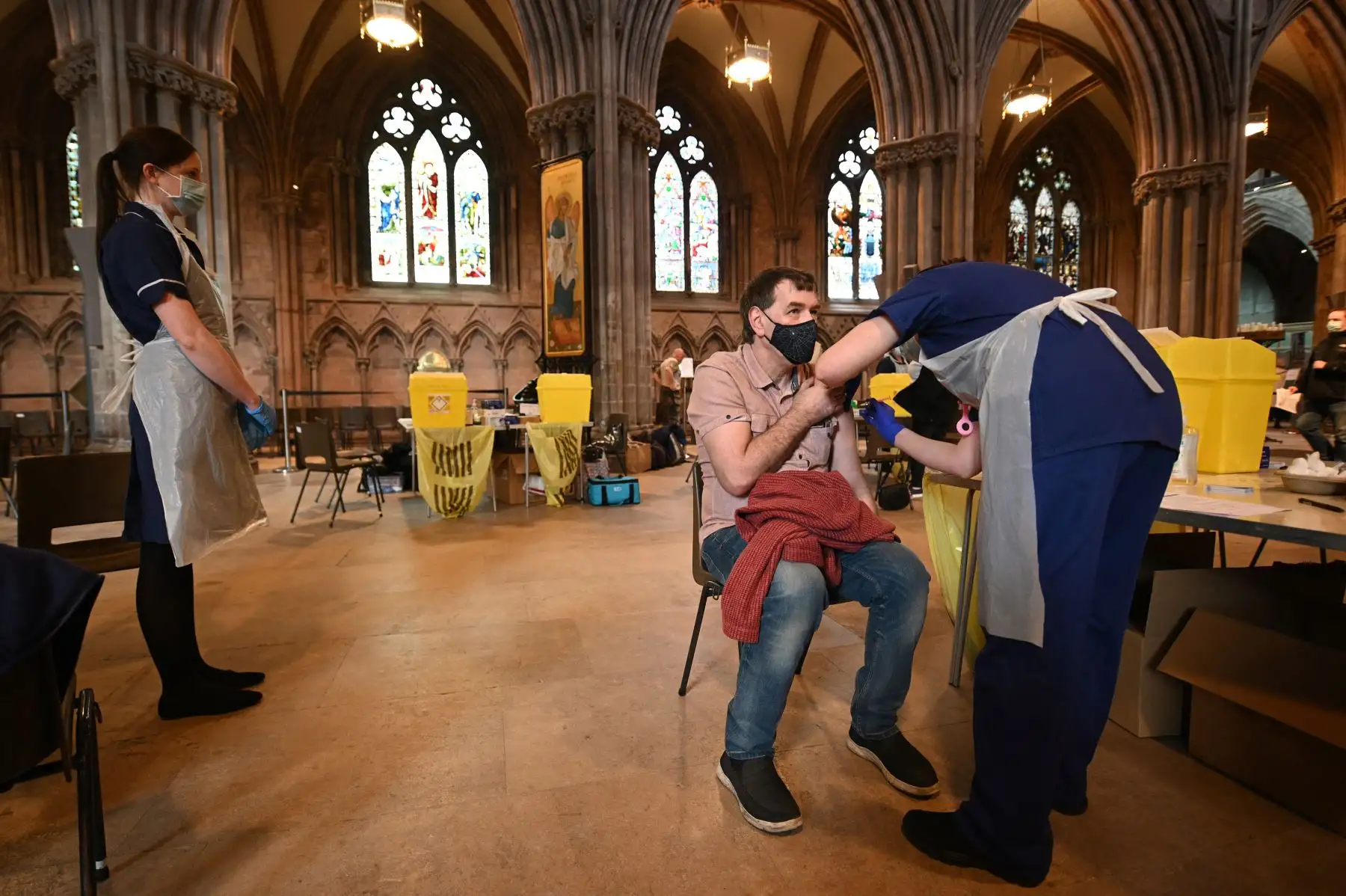 El público recibe una dosis de la vacuna AstraZeneca Oxford Covid-19 en la Catedral de Lichfield, que se ha convertido en un centro de vacunación temporal, en Lichfield, Inglaterra. Foto: AFP