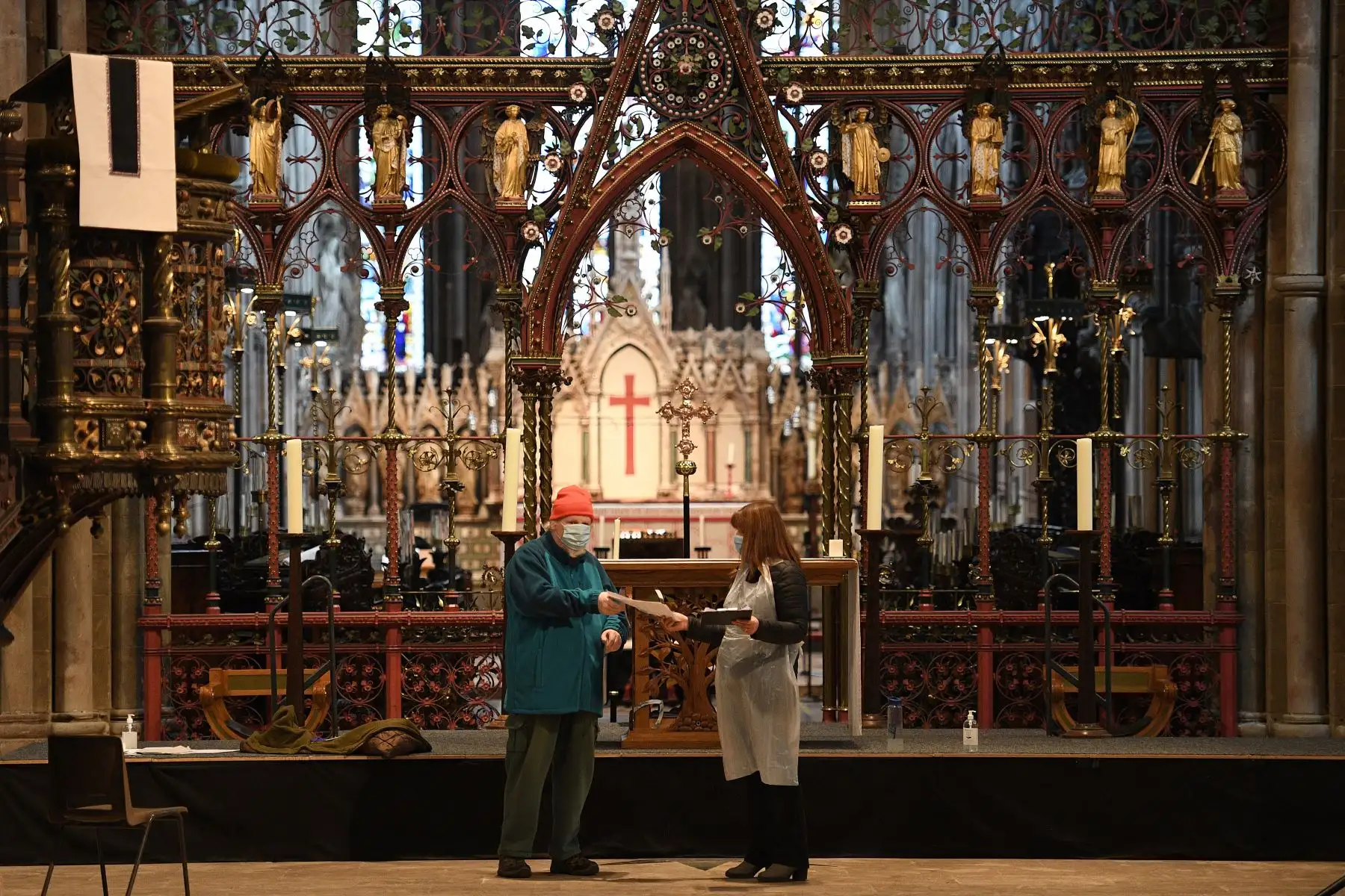 Un señor de avanzada edad llega para recibir una dosis de la vacuna AstraZeneca Oxford Covid-19 en la catedral de Lichfield, que se ha convertido en un centro de vacunación temporal, en Lichfield, en Inglaterra. Foto: AFP