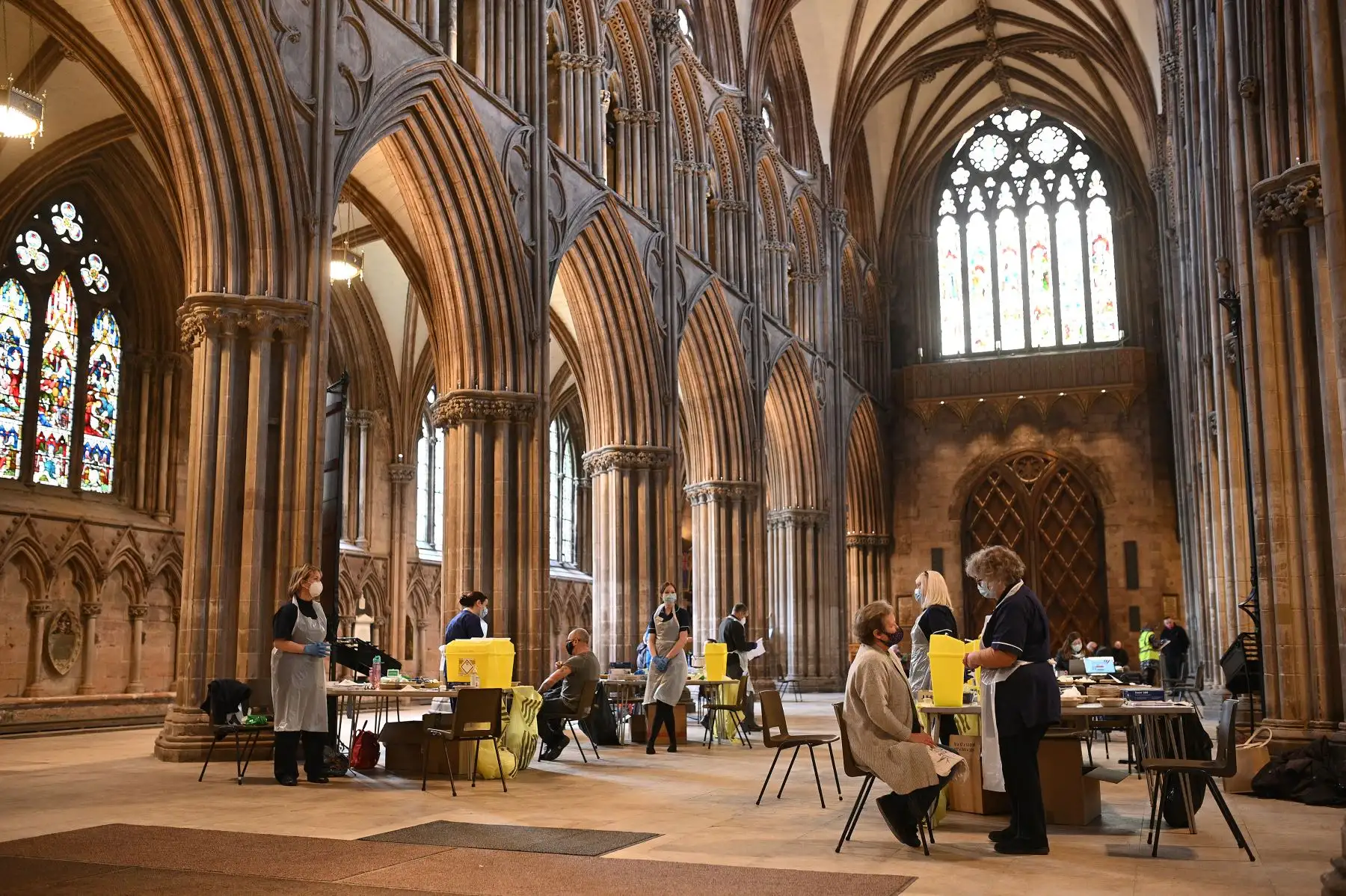 El público recibe una dosis de la vacuna AstraZeneca Oxford Covid-19 en la Catedral de Lichfield, que se ha convertido en un centro de vacunación temporal, en Lichfield, Inglaterra. Foto: AFP