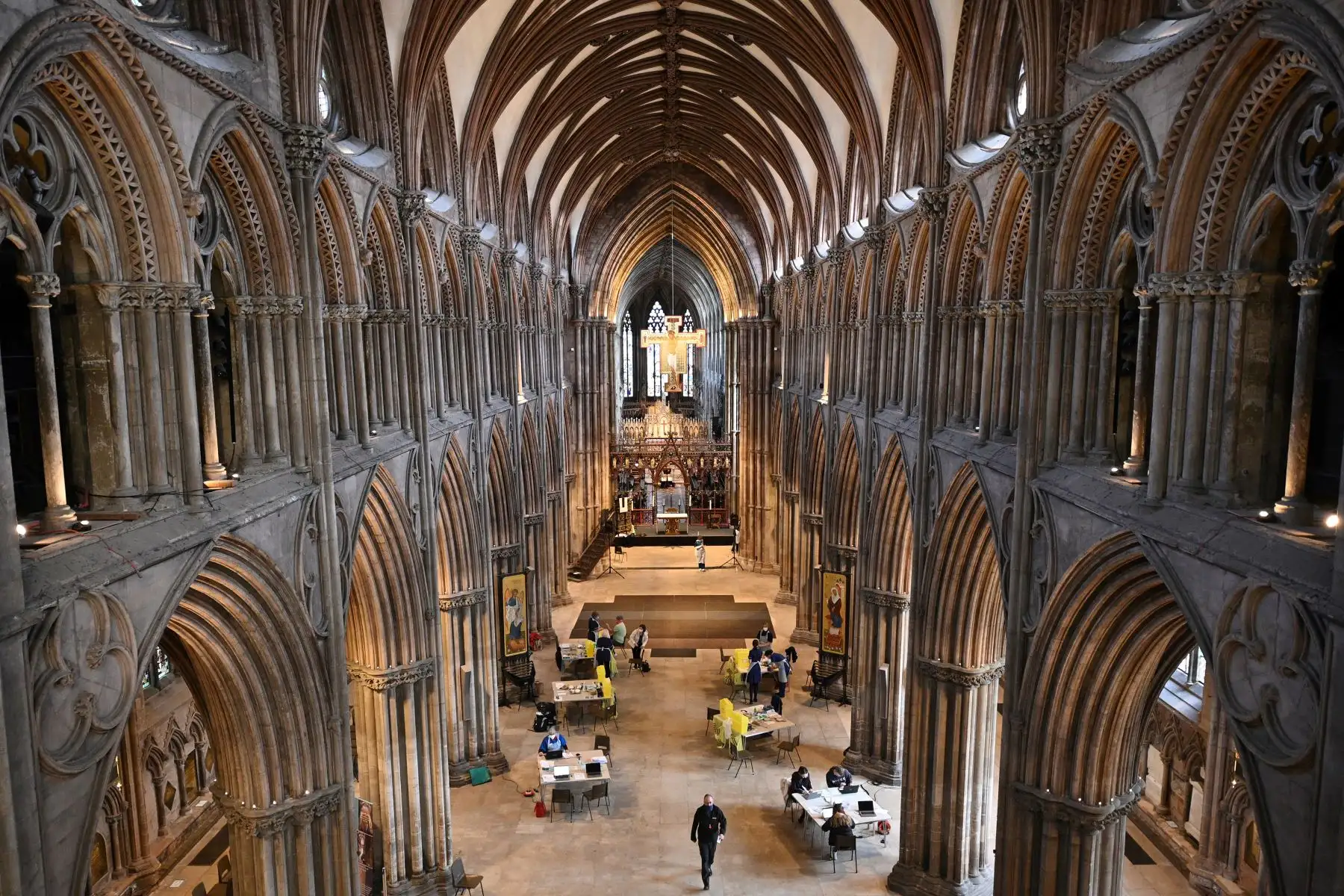 El público recibe una dosis de la vacuna AstraZeneca Oxford Covid-19 en la Catedral de Lichfield, que se ha convertido en un centro de vacunación temporal, en Lichfield, Inglaterra. Foto: AFP