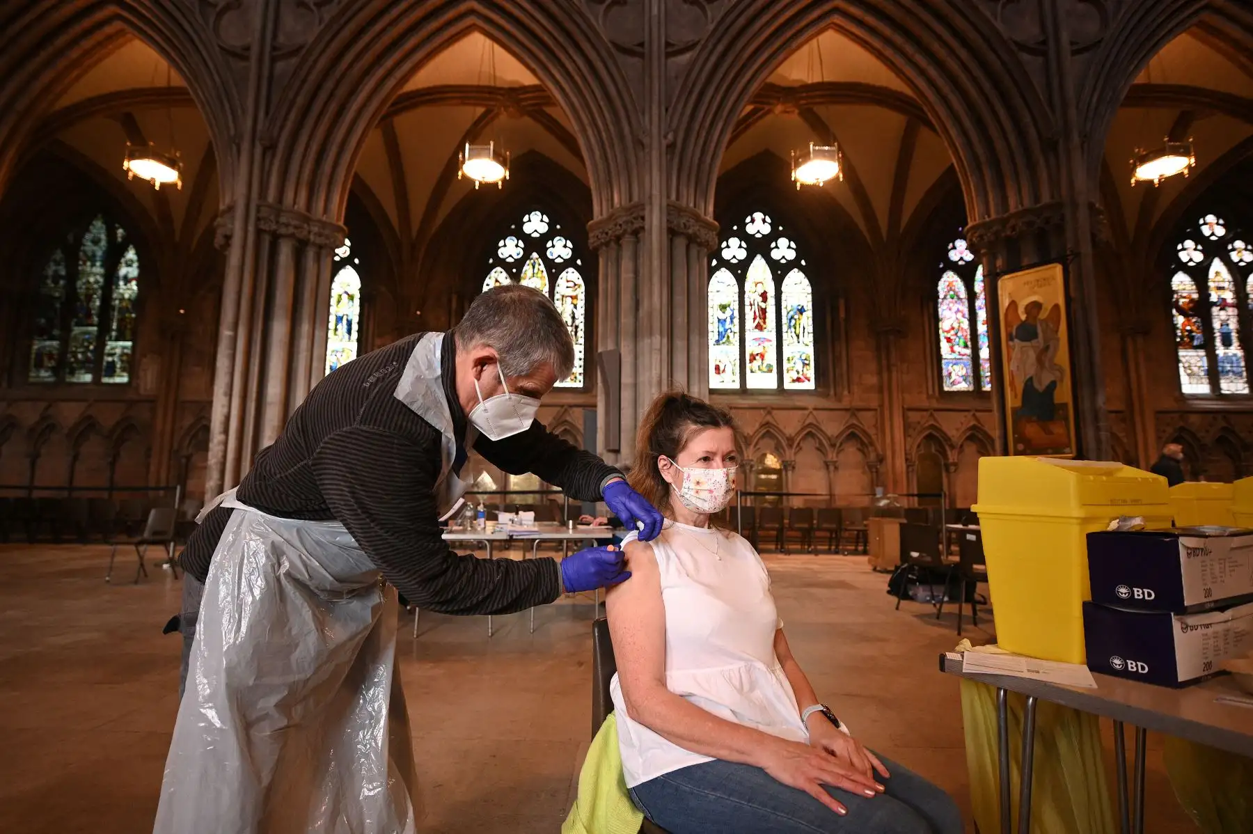 El público recibe una dosis de la vacuna AstraZeneca Oxford Covid-19 en la Catedral de Lichfield, que se ha convertido en un centro de vacunación temporal, en Lichfield, Inglaterra. Foto: AFP