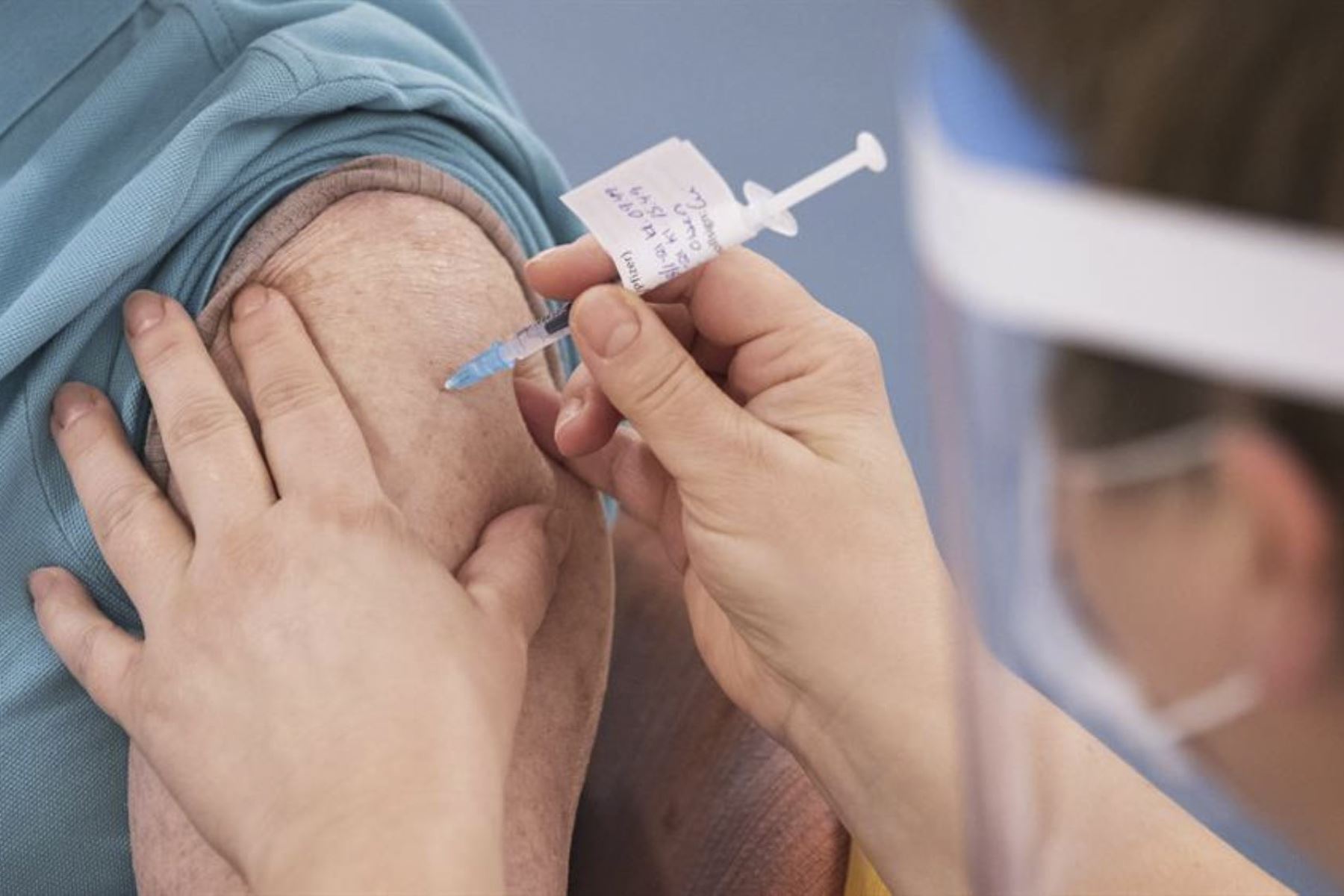 Finlandia suspende la vacunación con AstraZeneca por dos casos de trombosis.