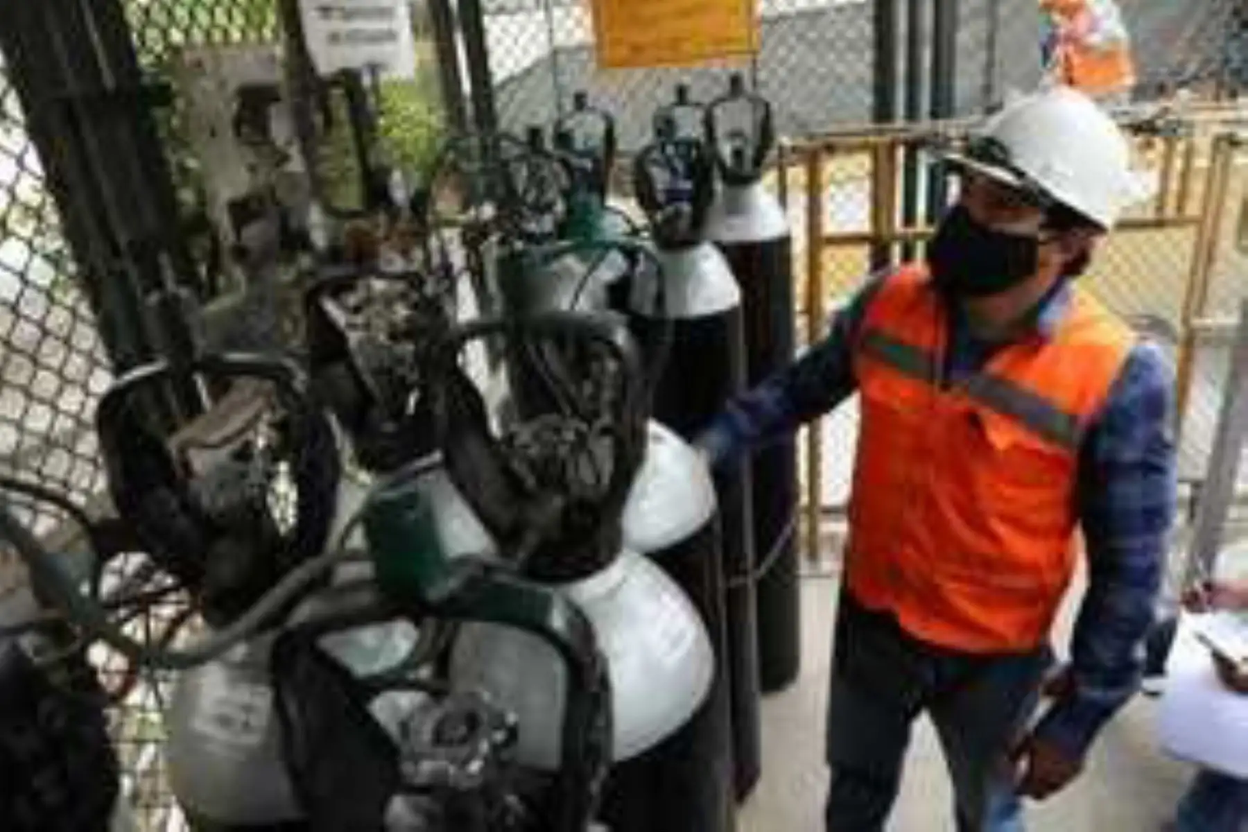 Estas 43 toneladas de oxígeno forman parte de una importación total de 960 toneladas gestionadas por el Proyecto Especial Legado, adscrito al MTC, que serán traídas desde Chile. Foto: ANDINA/MTC