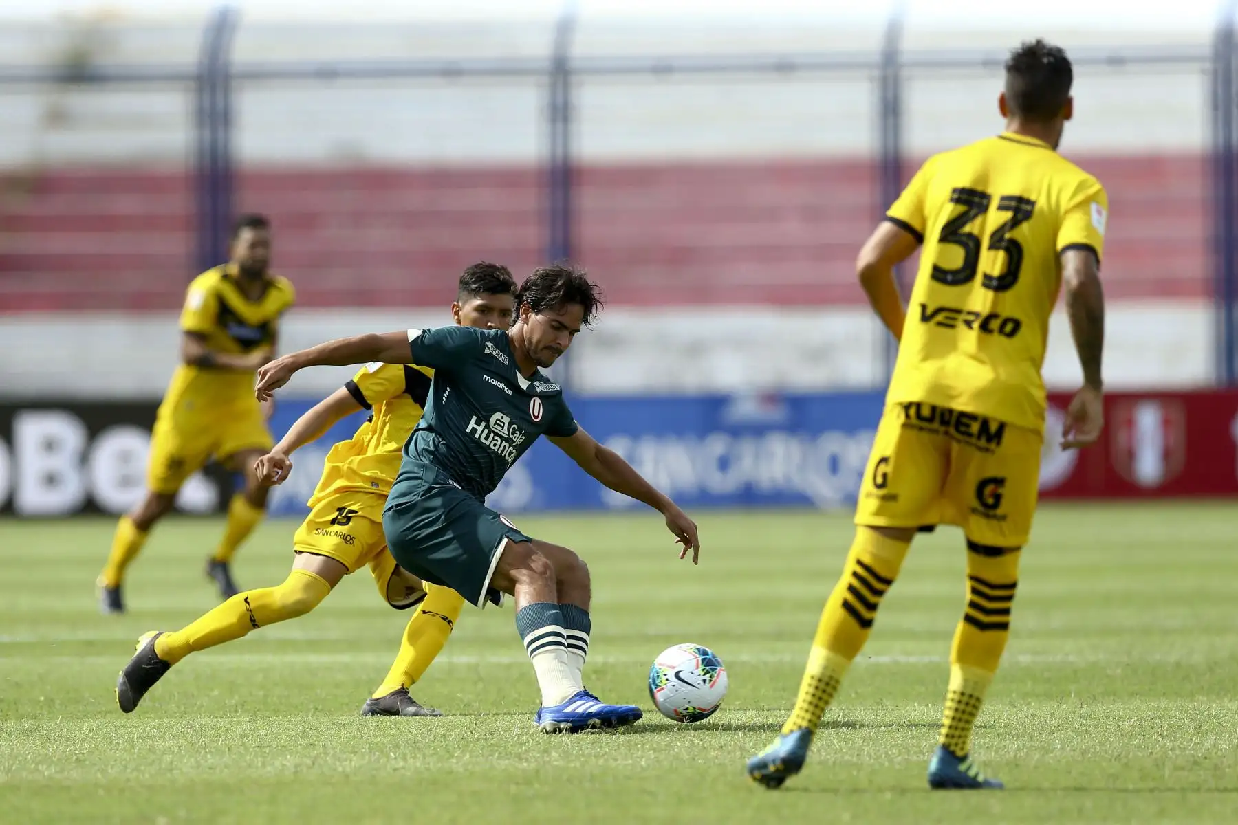 J. Castillo de Cantolao lucha el balón contra rival de Universitario de Deportes por la jornada 2 de la Fase 1 de la Liga 1, en el Estadio Elias Moreno de Villa el Salvador. Foto: Liga 1