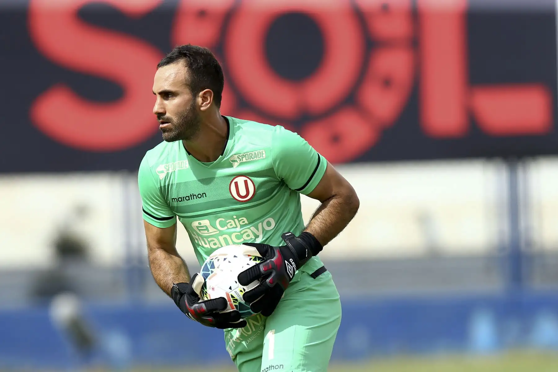 José Carvallo, portero de Universitario de Deportes, ataja balón  por la jornada 2 de la Fase 1 de la Liga 1, en el Estadio Elias Moreno de Villa el Salvador. Foto: Liga 1