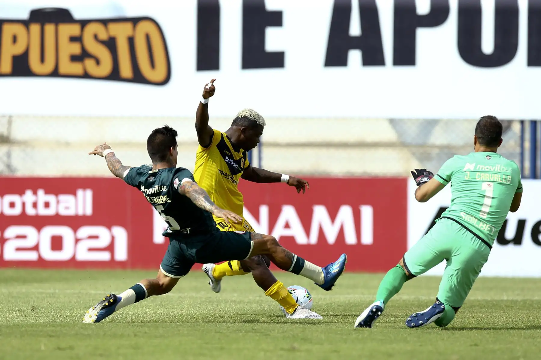 W. Palacios de Cantolao lucha el balón contra A. Alfageme de Universitario de Deportes por la jornada 2 de la Fase 1 de la Liga 1, en el Estadio Elias Moreno de Villa el Salvador. Foto: ANDINA/Liga 1