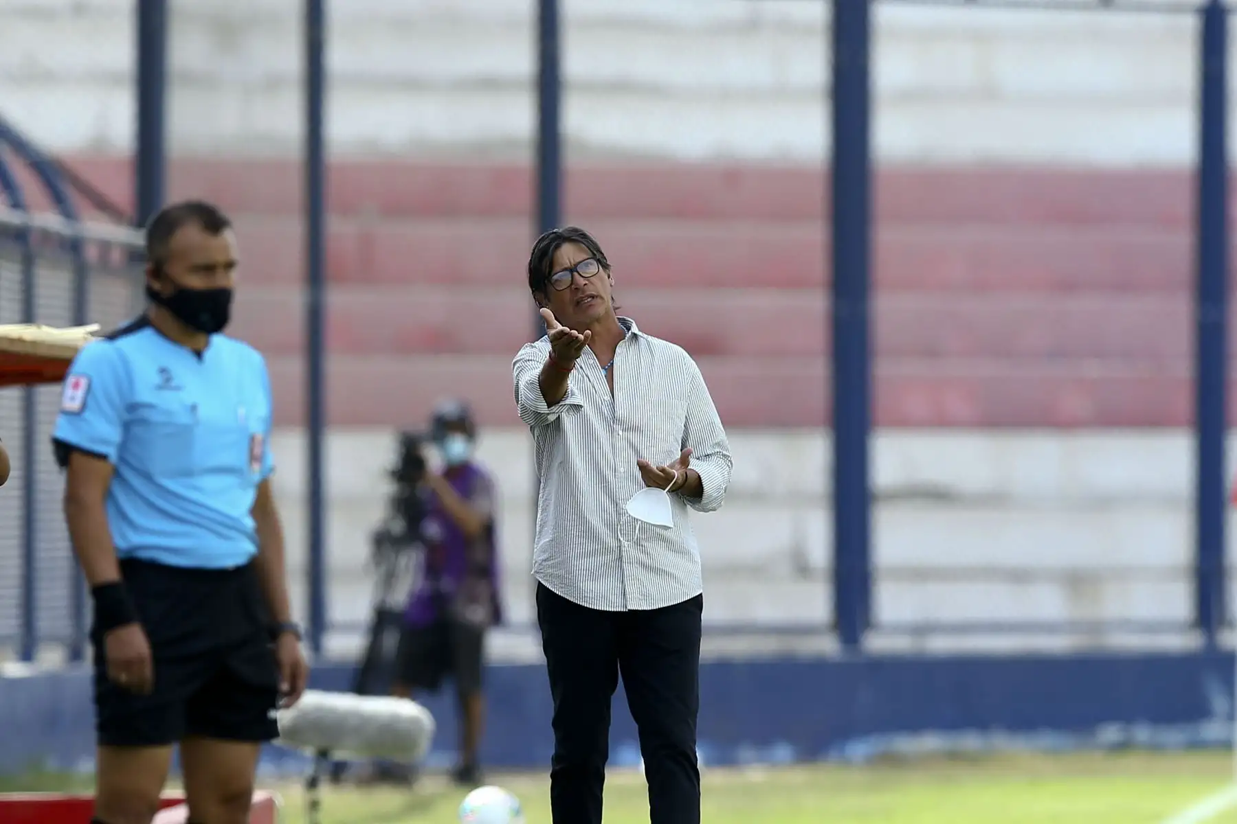Entrenador de Universitario de Deportes, Ángel Comizzo da indicaciones a su equipo en la jornada 2 de la Fase 1 de la Liga 1, en el Estadio Elías Moreno de Villa el Salvador. Foto: Liga 1