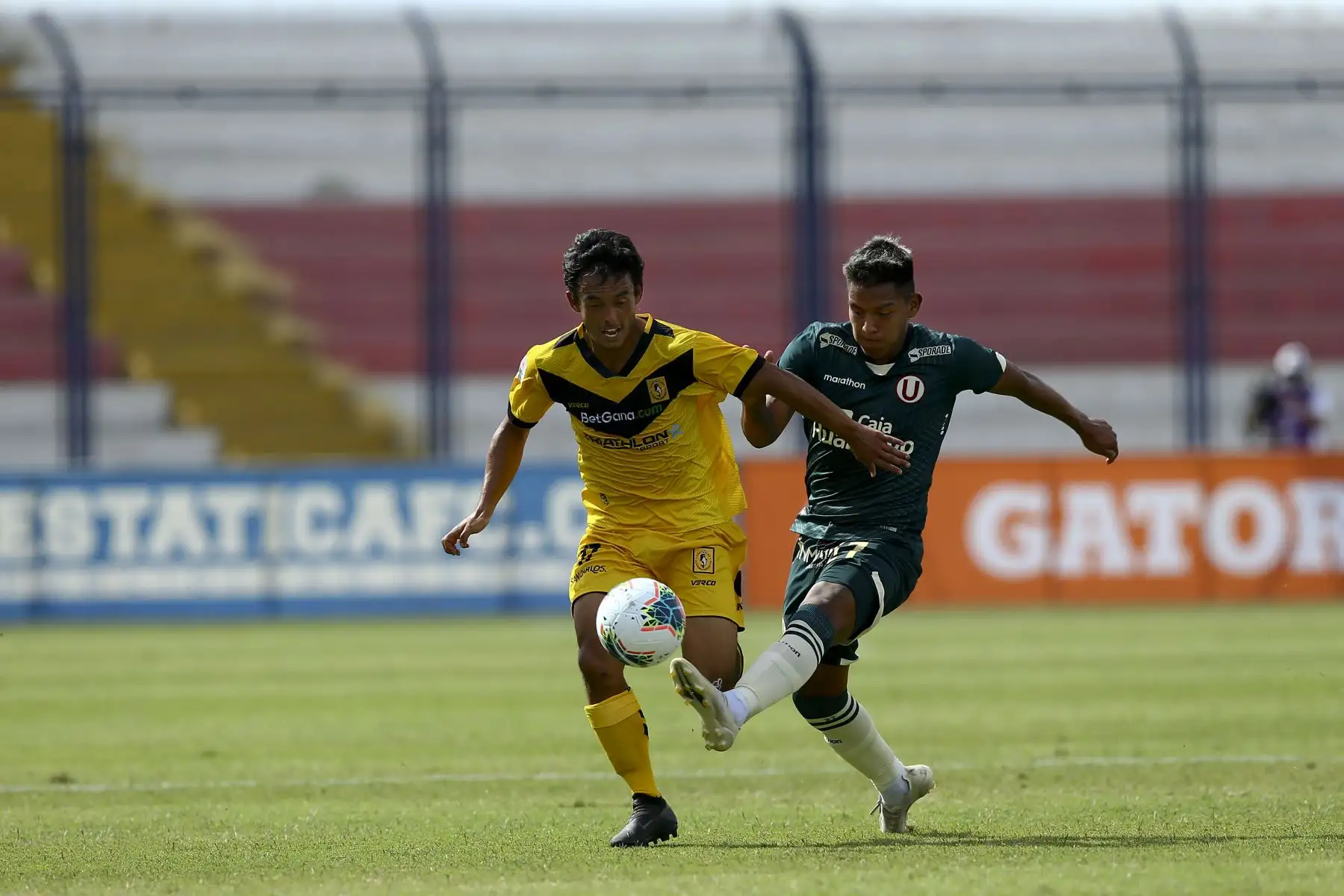 M. Tajima de Cantolao lucha el balón contra N. Cabanillas de Universitario de Deportes por la jornada 2 de la Fase 1 de la Liga 1, en el Estadio Elias Moreno de Villa el Salvador. Foto: Liga 1
