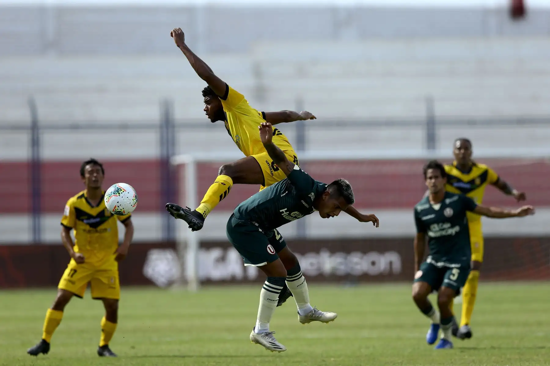 Jugadores de Cantolao vs Universitario de deportes se disputan el balón en la jornada 2 de la Fase 1 de la Liga 1, en el Estadio Elias Moreno de Villa el Salvador. Foto: Liga 1