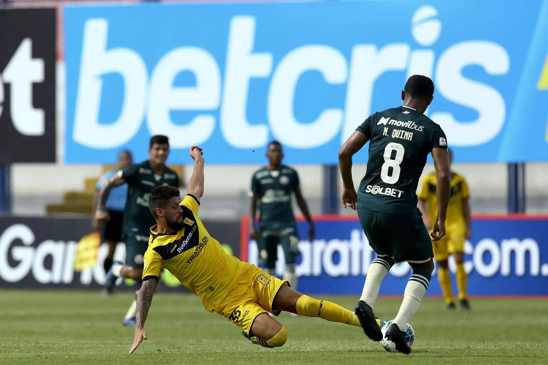 G. Leyes de Cantolao lucha el balón contra N. Quina de Universitario de Deportes por la jornada 2 de la Fase 1 de la Liga 1, en el Estadio Elias Moreno de Villa el Salvador. Foto: Liga 1