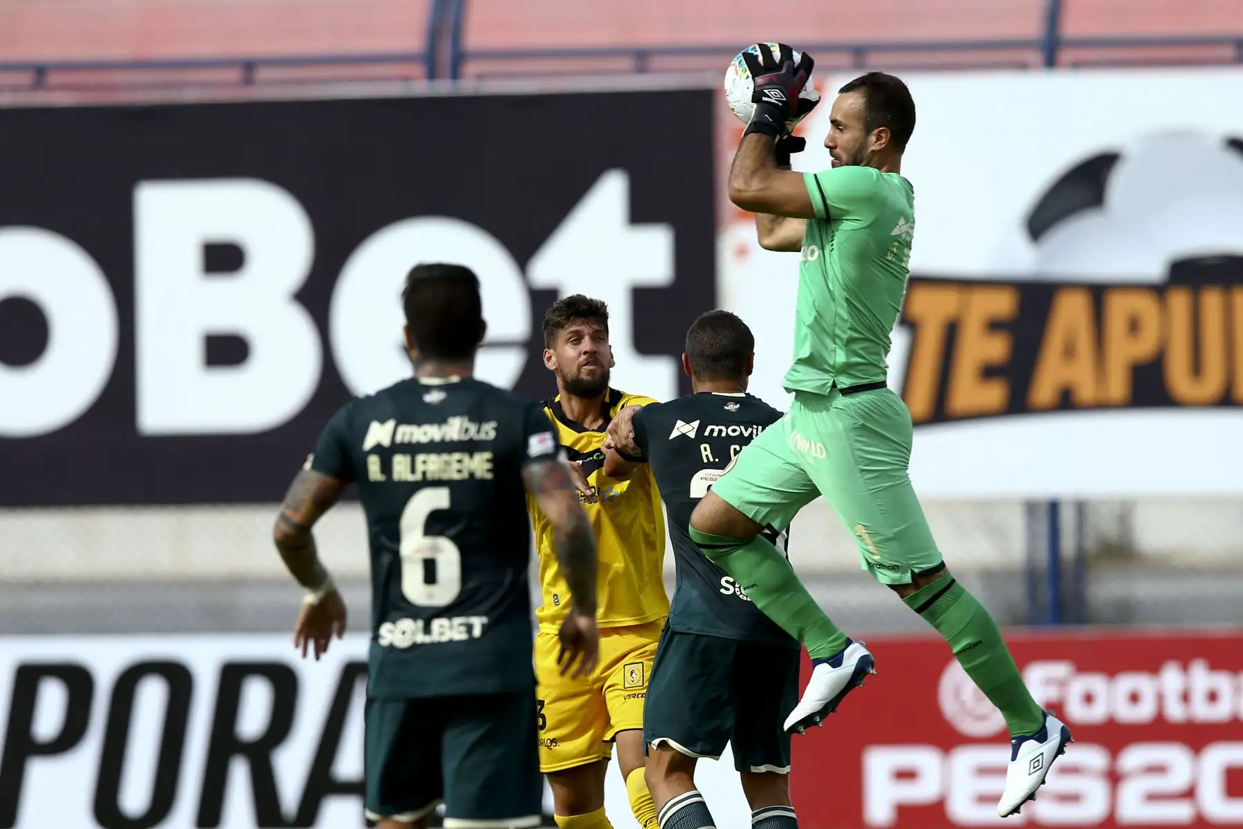 José Carvallo, portero de Universitario de Deportes, ataja balón  por la jornada 2 de la Fase 1 de la Liga 1, en el Estadio Elias Moreno de Villa el Salvador. Foto: Liga 1