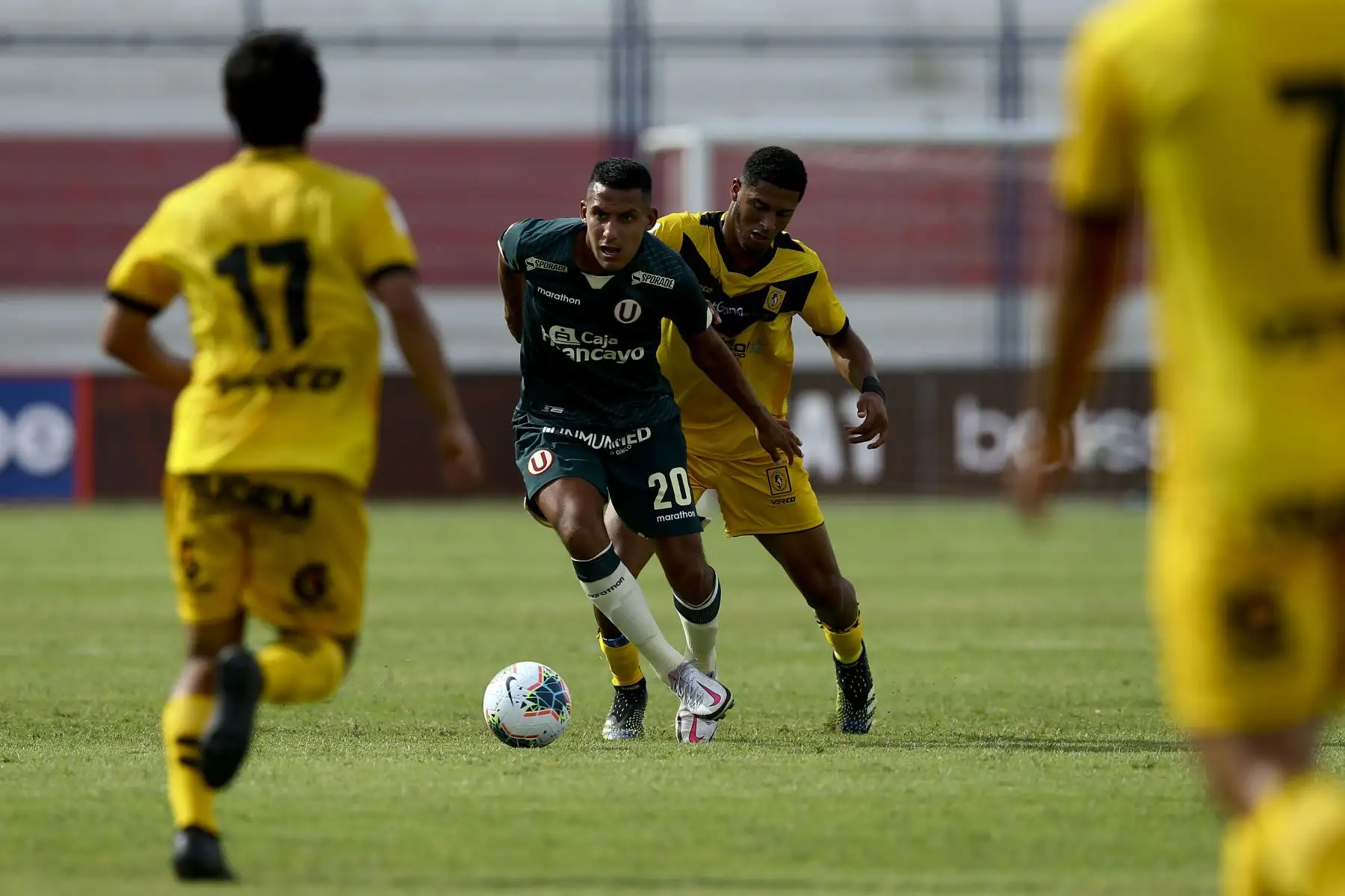 A. Valera de Universitario de Deportes domina balón ante oponentes de Cantolao por la jornada 2 de la Fase 1 de la Liga 1, en el Estadio Elias Moreno de Villa el Salvador. Foto: Liga 1