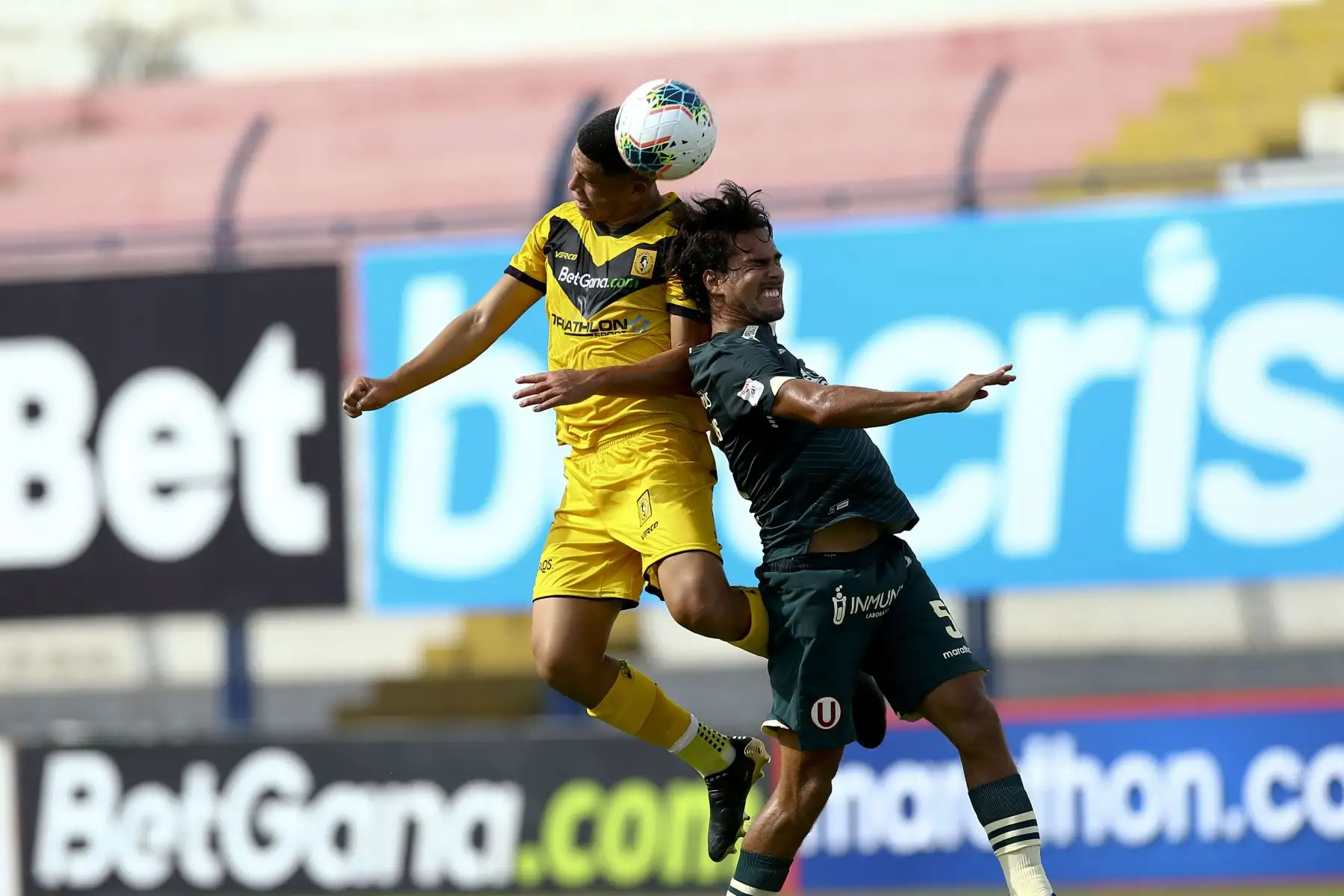 Jugadores de Cantolao vs Universitario de deportes se disputan el balón en la jornada 2 de la Fase 1 de la Liga 1, en el Estadio Elias Moreno de Villa el Salvador. Foto: Liga 1