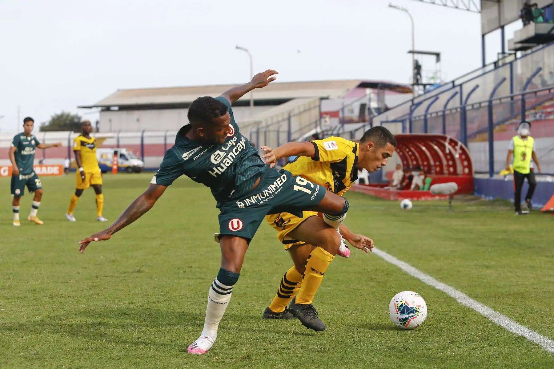 A. Quintero de Universitario de Deportes domina balón ante oponentes de Cantolao por la jornada 2 de la Fase 1 de la Liga 1, en el Estadio Elias Moreno de Villa el Salvador. Foto: Liga 1