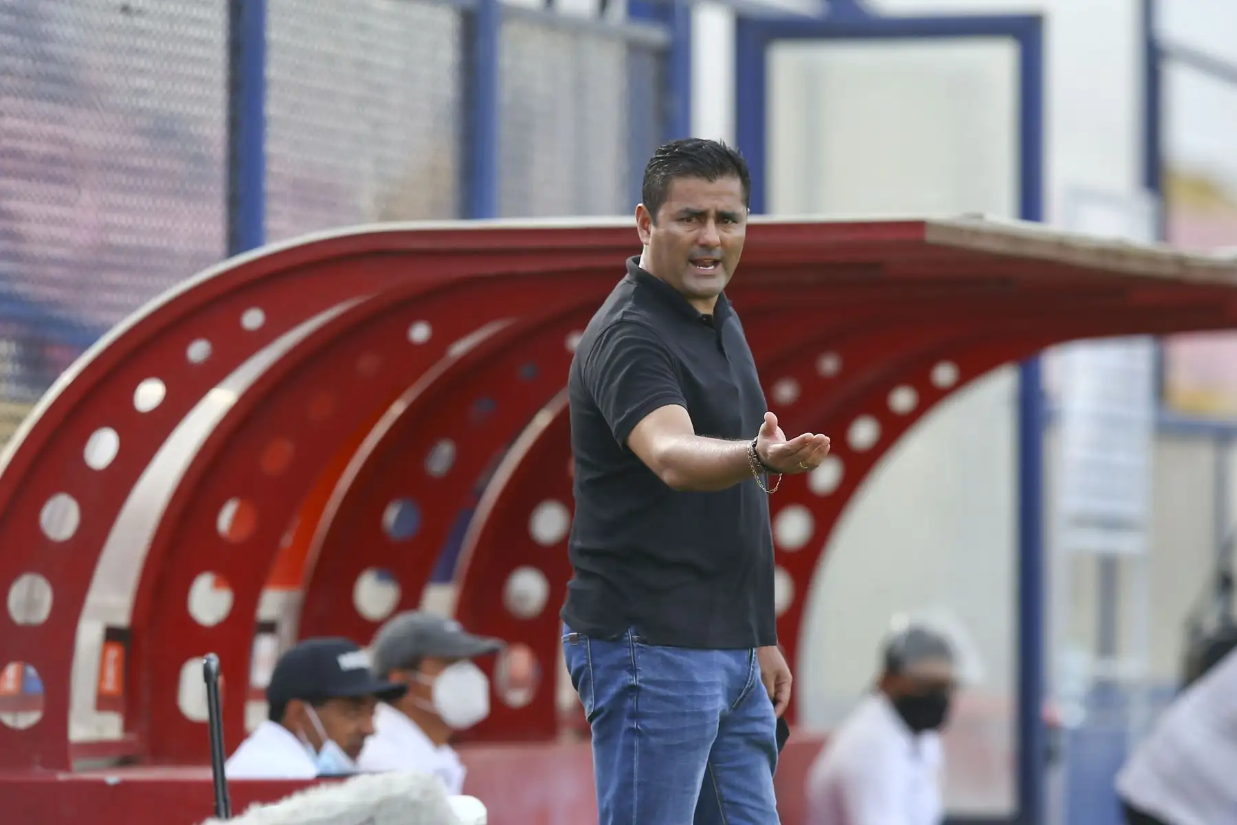 Jorge Espejo entrenador de Cantolao observa a sus dirigidos durante el partido Cantolao Vs Universitario por la jornada 2 de la Fase 1 de la Liga 1, en el Estadio Elias Moreno de Villa el Salvador. Foto: Liga 1