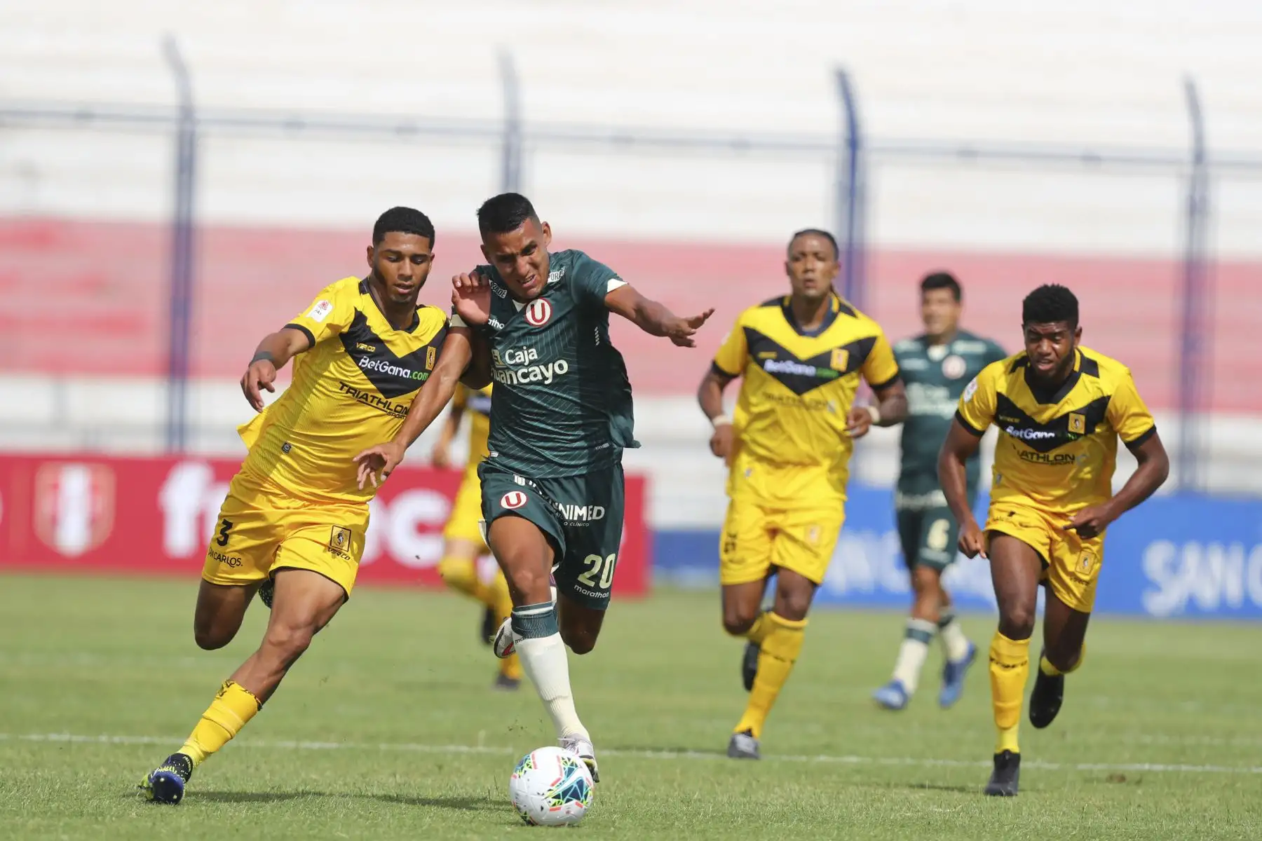 A. Sanchez de Cantolao lucha el balón contra A. Valera de Universitario de Deportes por la jornada 2 de la Fase 1 de la Liga 1, en el Estadio Elias Moreno de Villa el Salvador. Foto: Liga 1
