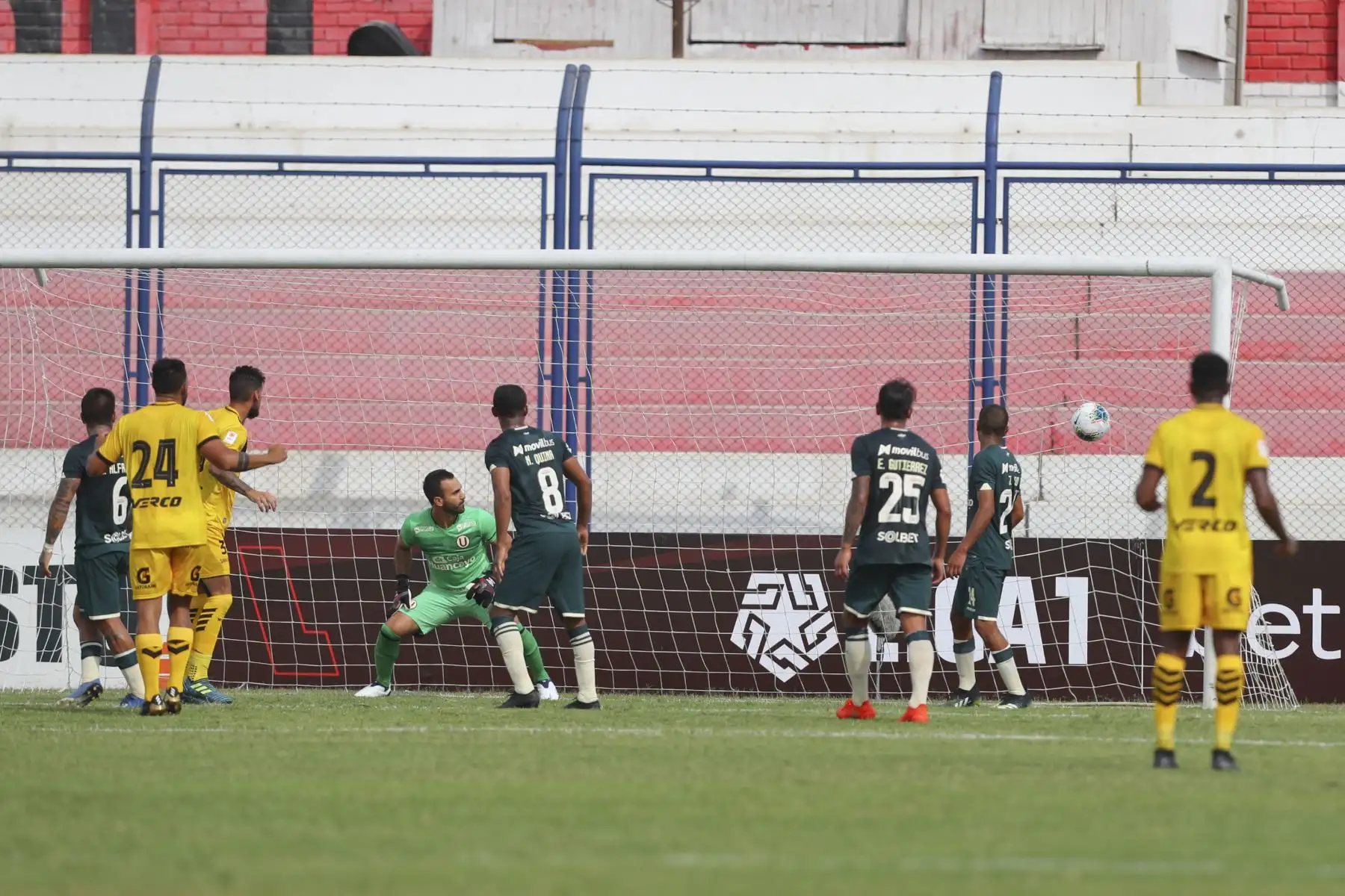 J. Carvallo es abatido con la anotación de gol de Cantolao por la jornada 2 de la Fase 1 de la Liga 1, en el Estadio Elias Moreno de Villa el Salvador. Foto: Liga 1