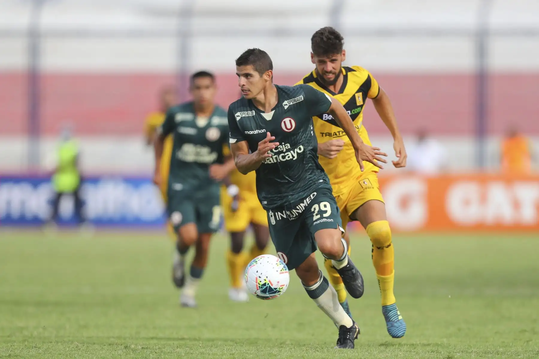 Aldo Corzo de Universitario de Deportes domina balón ante oponentes de Cantolao por la jornada 2 de la Fase 1 de la Liga 1, en el Estadio Elias Moreno de Villa el Salvador. Foto: Liga 1